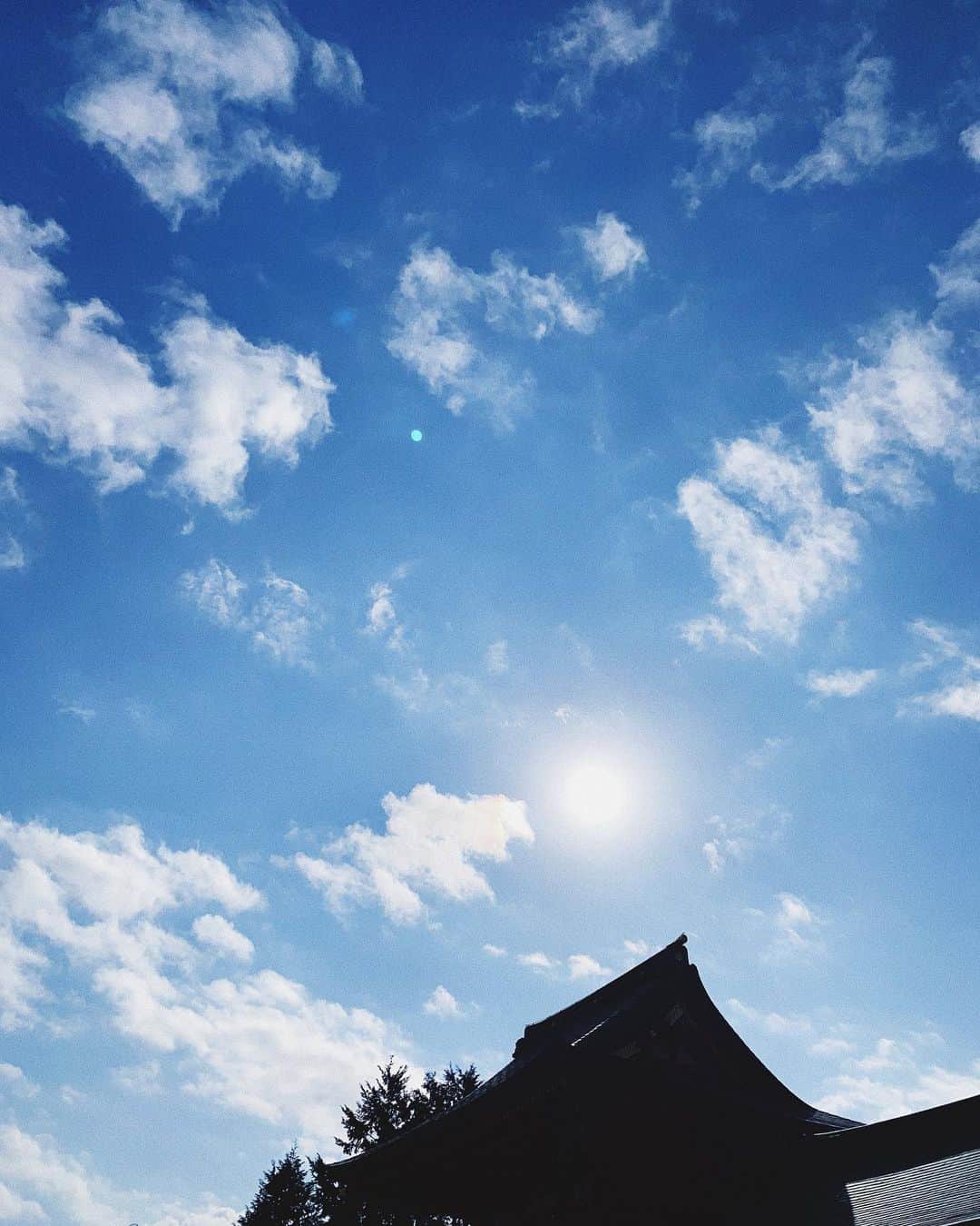 宇藤えみのインスタグラム：「2月のはじまり。 朝はあられが降っていたのに お参りにいくと綺麗な青空。 心がスーッとしました。 朝一は空いていて気持ちがよかった 明日0時寝落ちしませんように…w #穴八幡宮」