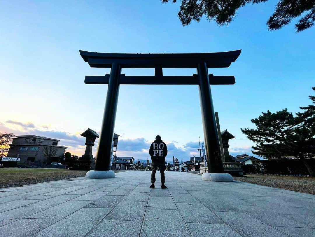 あっくんさんのインスタグラム写真 - (あっくんInstagram)「出雲大社 神在祭 日本一大きいしめ縄 圧巻すぎた。 山々に囲まれたこの地域は、どこを切り取っても絵になる超絶パワースポット！  縁結びのご利益がめちゃくちゃあると言われてますが  全くご縁がなさそうでぴえんです。  #クラブハウスラブ 狙ってます♡」2月1日 13時39分 - akkun_shibuya