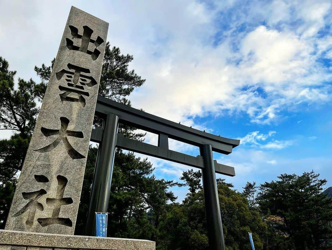 あっくんさんのインスタグラム写真 - (あっくんInstagram)「出雲大社 神在祭 日本一大きいしめ縄 圧巻すぎた。 山々に囲まれたこの地域は、どこを切り取っても絵になる超絶パワースポット！  縁結びのご利益がめちゃくちゃあると言われてますが  全くご縁がなさそうでぴえんです。  #クラブハウスラブ 狙ってます♡」2月1日 13時39分 - akkun_shibuya