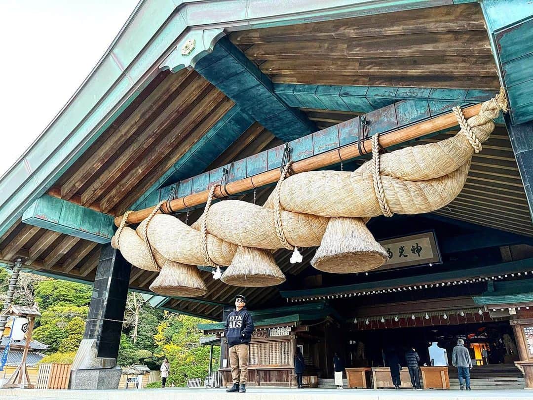 あっくんのインスタグラム：「出雲大社 神在祭 日本一大きいしめ縄 圧巻すぎた。 山々に囲まれたこの地域は、どこを切り取っても絵になる超絶パワースポット！  縁結びのご利益がめちゃくちゃあると言われてますが  全くご縁がなさそうでぴえんです。  #クラブハウスラブ 狙ってます♡」