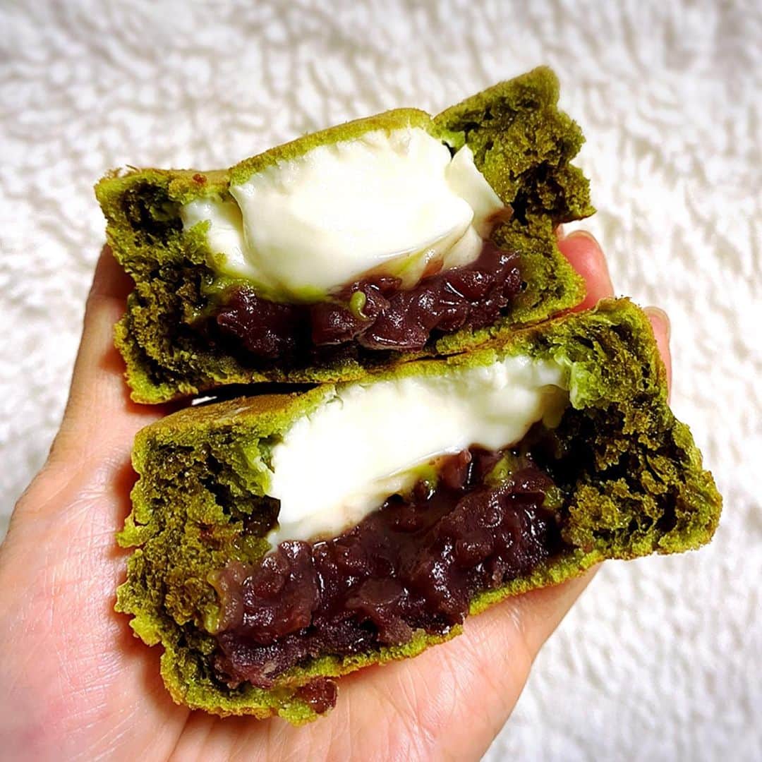 とぎもちさんのインスタグラム写真 - (とぎもちInstagram)「.﻿ ﻿ 【香川 카가와 맛집】﻿ ﻿ とぎパパが﻿ 菓匠茶屋で大判焼き買ってきてくれた 💕﻿ ﻿ ここの大判焼き﻿ とぎパパが大好きでよく食べてたけど﻿ 私は今回初食べ！﻿ ﻿ 私は小豆クリーム♪﻿ ﻿ 生地もちもち中もクリームたっぷり﻿ 美味しかった~ 🤤💓﻿ ﻿ 抹茶や限定のチョコも気になるから﻿ また食べたい 😆💕﻿ ﻿ .﻿ #菓匠茶屋 #菓匠茶屋綾川店 #大判焼き #あずきミルク #綾川 #香川 #綾川イオン #綾川イオングルメ #綾川グルメ #香川 #아야가와 #카가와 #일본 #아야가와맛집 #맛집 #카가와맛집  #먹스타그램 #토기모치 #とぎもちkorea #とぎもち菓匠茶屋 #とぎもち大判焼き」2月1日 13時40分 - togistagram