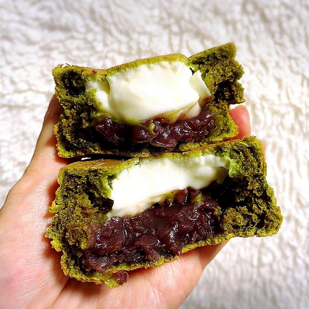 とぎもちさんのインスタグラム写真 - (とぎもちInstagram)「.﻿ ﻿ 【香川 카가와 맛집】﻿ ﻿ とぎパパが﻿ 菓匠茶屋で大判焼き買ってきてくれた 💕﻿ ﻿ ここの大判焼き﻿ とぎパパが大好きでよく食べてたけど﻿ 私は今回初食べ！﻿ ﻿ 私は小豆クリーム♪﻿ ﻿ 生地もちもち中もクリームたっぷり﻿ 美味しかった~ 🤤💓﻿ ﻿ 抹茶や限定のチョコも気になるから﻿ また食べたい 😆💕﻿ ﻿ .﻿ #菓匠茶屋 #菓匠茶屋綾川店 #大判焼き #あずきミルク #綾川 #香川 #綾川イオン #綾川イオングルメ #綾川グルメ #香川 #아야가와 #카가와 #일본 #아야가와맛집 #맛집 #카가와맛집  #먹스타그램 #토기모치 #とぎもちkorea #とぎもち菓匠茶屋 #とぎもち大判焼き」2月1日 13時40分 - togistagram