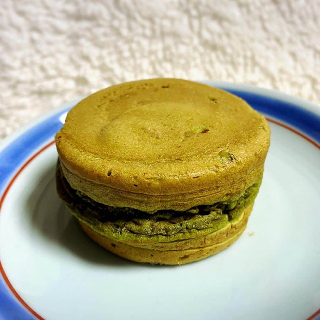 とぎもちさんのインスタグラム写真 - (とぎもちInstagram)「.﻿ ﻿ 【香川 카가와 맛집】﻿ ﻿ とぎパパが﻿ 菓匠茶屋で大判焼き買ってきてくれた 💕﻿ ﻿ ここの大判焼き﻿ とぎパパが大好きでよく食べてたけど﻿ 私は今回初食べ！﻿ ﻿ 私は小豆クリーム♪﻿ ﻿ 生地もちもち中もクリームたっぷり﻿ 美味しかった~ 🤤💓﻿ ﻿ 抹茶や限定のチョコも気になるから﻿ また食べたい 😆💕﻿ ﻿ .﻿ #菓匠茶屋 #菓匠茶屋綾川店 #大判焼き #あずきミルク #綾川 #香川 #綾川イオン #綾川イオングルメ #綾川グルメ #香川 #아야가와 #카가와 #일본 #아야가와맛집 #맛집 #카가와맛집  #먹스타그램 #토기모치 #とぎもちkorea #とぎもち菓匠茶屋 #とぎもち大判焼き」2月1日 13時40分 - togistagram