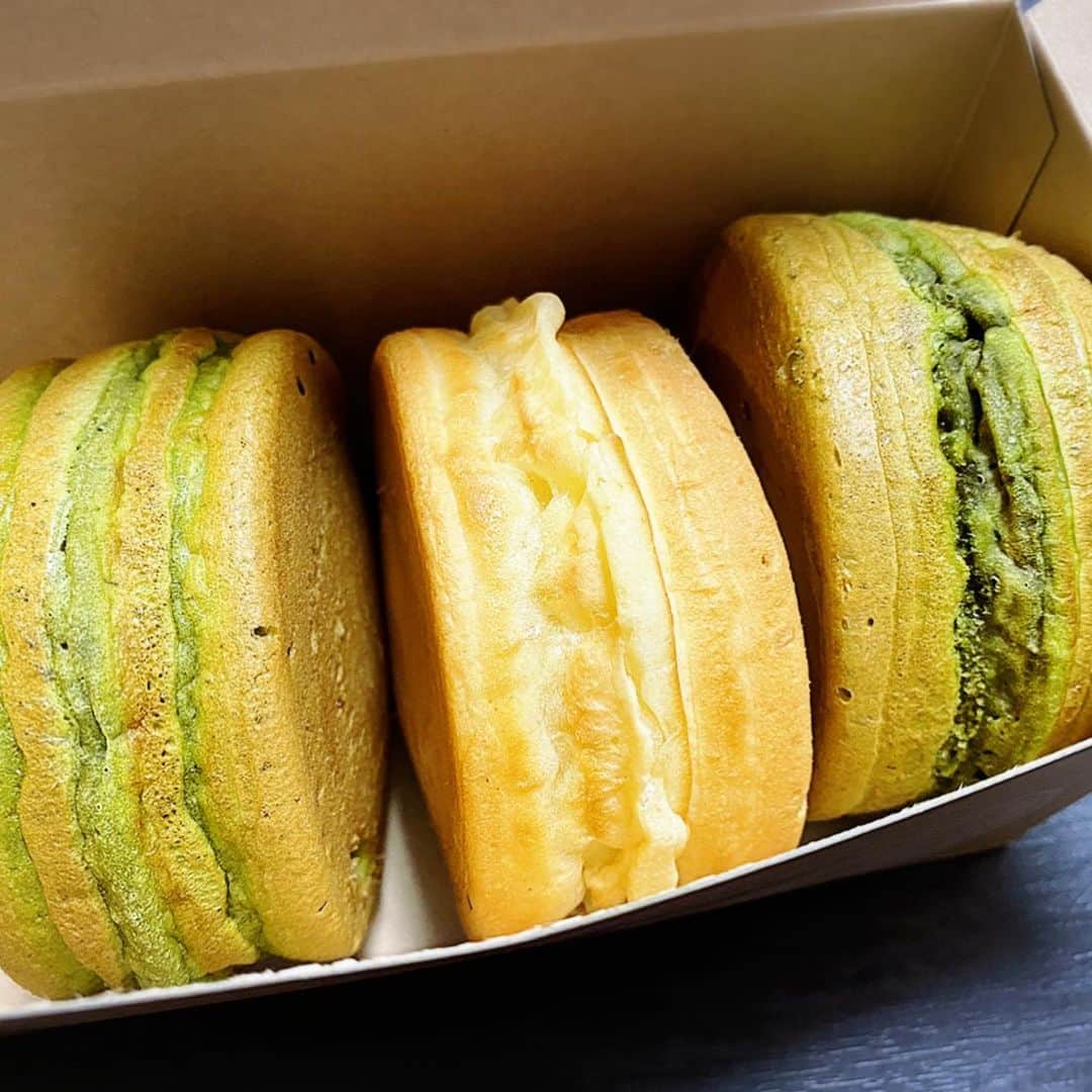とぎもちさんのインスタグラム写真 - (とぎもちInstagram)「.﻿ ﻿ 【香川 카가와 맛집】﻿ ﻿ とぎパパが﻿ 菓匠茶屋で大判焼き買ってきてくれた 💕﻿ ﻿ ここの大判焼き﻿ とぎパパが大好きでよく食べてたけど﻿ 私は今回初食べ！﻿ ﻿ 私は小豆クリーム♪﻿ ﻿ 生地もちもち中もクリームたっぷり﻿ 美味しかった~ 🤤💓﻿ ﻿ 抹茶や限定のチョコも気になるから﻿ また食べたい 😆💕﻿ ﻿ .﻿ #菓匠茶屋 #菓匠茶屋綾川店 #大判焼き #あずきミルク #綾川 #香川 #綾川イオン #綾川イオングルメ #綾川グルメ #香川 #아야가와 #카가와 #일본 #아야가와맛집 #맛집 #카가와맛집  #먹스타그램 #토기모치 #とぎもちkorea #とぎもち菓匠茶屋 #とぎもち大判焼き」2月1日 13時40分 - togistagram