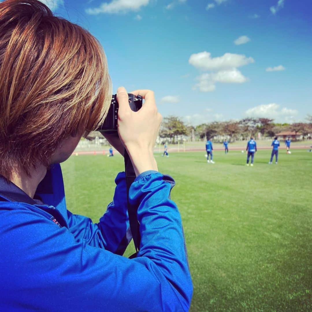 FC東京オフィシャルグッズさんのインスタグラム写真 - (FC東京オフィシャルグッズInstagram)「🔵🔴 #2021沖縄camp #選手camera 📸 . 真剣勝負を繰り広げる #森重真人 選手、#小川諒也 選手、#三田啓貴 選手を激撮!!📸✨ #photo by @n.tkm316   @masatomorishige  @ryoya_ogawa_6  @hirotakamita  @fctokyoofficial  #中村拓海 #FC東京 #fctokyo #沖縄キャンプ #okinawa #camp #tokyo」2月1日 13時43分 - fctokyoofficial