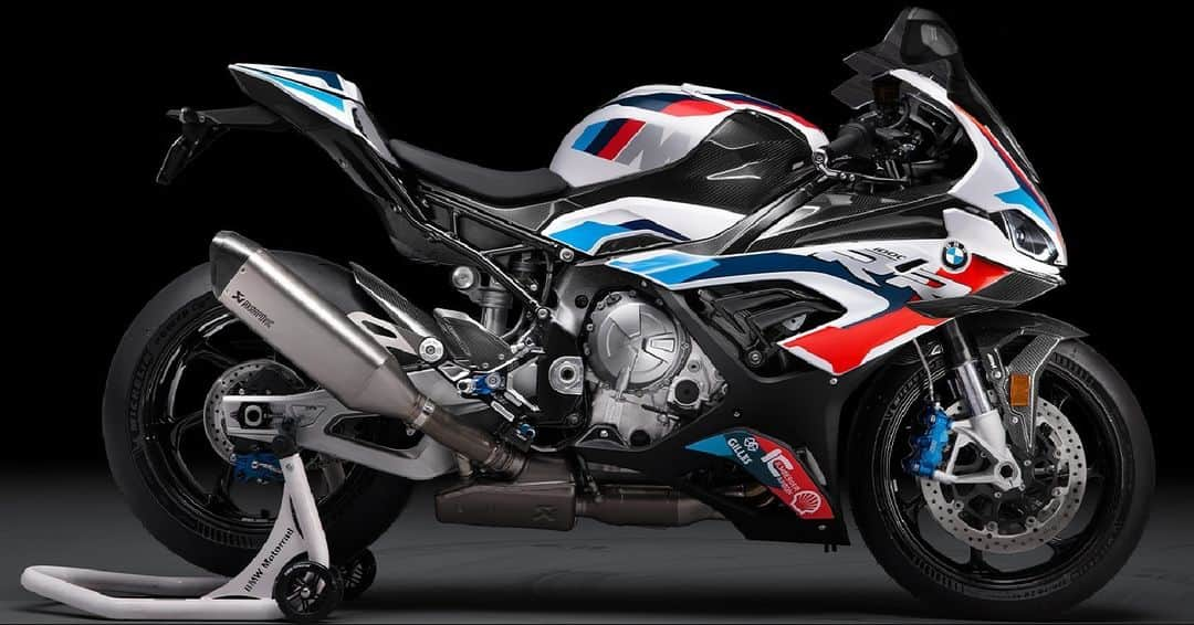 BMW Motorrad Japanさんのインスタグラム写真 - (BMW Motorrad JapanInstagram)「【M 1000 RR 先行予約キャンペーン本日よりスタート！】  究極のハイ・パフォーマンスと最先端の素材、そして細部にまでこだわった最高品質を誇るパーツ群。M 1000 RRはBMW Motorradが放つ、初めてのMモデル。  キャンペーン期間中、正規ディーラーにてご予約を申し込みの際、予約金5万円をお支払いいただいたお客様にBMW Motorrad純正「M バイクフロアマット」を進呈致します。 ※数に限りがあります。  [先行予約キャンペーン受付期間] 2021年4月30日まで  ▼M 1000 RR先行予約キャンペーン詳細はこちらから https://www.bmw-motorrad.jp/ja/campaign/m1000rr-preorder.html (上記リンクをコピーし、アドレスバーにペーストしてください)  #MakeLifeARide #BMWMotorrad #NeverStopChallenging #M1000RR #bmwmotorradjapan #bmwbikes #bikejapan #bikeで #バイクが好きだ #バイクは楽しい #バイク旅 #ツーリング #バイク写真部」2月1日 13時45分 - bmwmotorradjapan