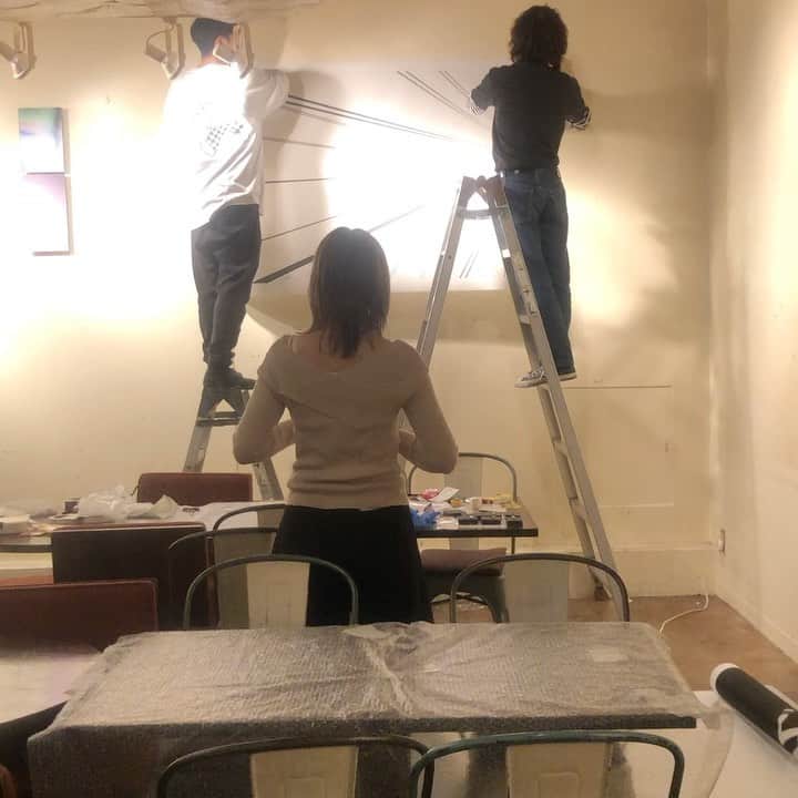 永瀬沙世のインスタグラム：「一年ほど前のグループ展の設営風景。 いつもの美容師さんが予約とれなくて、ちがう方にお願いしたらモテ系が上手い方で🤣自分らしさとは程遠いけど、この髪の毛の一ヶ月限定はまわりの男たち優しかった、ひどっ😤☺︎」