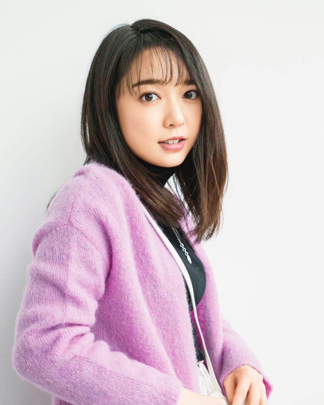steady.のインスタグラム：「23歳になった、萌音ちゃんのアザーカットあげちゃうよーーー😍😍😍😍😍 撮ったのは、もちろんお誕生日前ですが…。  こちらのラベンダーのニットカーディガンはあわせを黒のタートルにして、大人っぽく仕上げています。 撮影中にこのバッグをの中をゴゾゴゾとおふざけしている萌音ちゃんも愛くるしかったです。 （バッグの中身は空なんですけどね） そして、目線をもらったのがこちら🥰🥰🥰  明日まで待てない、ボス恋！ それならsteady .見ておくれー😁  #steady #ステディ #ステディアザーカット #steadyアザーカット #雑誌ステディ #雑誌steady  #上白石萌音 #ボス恋 #明日も #キュン💕 期待してます」