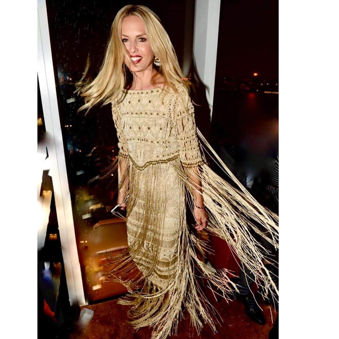 レイチェル・ゾーのインスタグラム：「Bye bye January #2021 ✋ and my #mondaymotivation to remember to dance like everyone is watching 💃because it may just make you smile ..find the light even in darkness ✨🙏🏻 XoRZ」