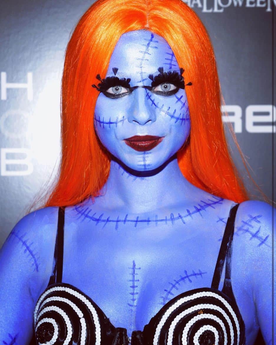 ミシェル・トラクテンバーグのインスタグラム：「This will always be my favorite costume. It's Tim Burton's painting: "blue girl with wine". I made the costume I did the makeup..... And I couldn't scrub the blue off of my skin for days! #halloween #throwback #blue 💙⚡️」