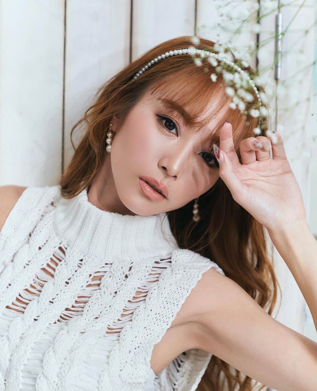 デュラスさんのインスタグラム写真 - (デュラスInstagram)「【PRE ORDER】 . 華奢でフェミニンな花柄プリントが視線を誘う、タックフレアシルエットのスカート。 動作に合わせて可憐に揺らめき、愛らしいだけでなくレッグラインを綺麗に見せてくれる効果も◎ 目を引く存在感がありながら華美になりすぎず、シンプルなトップスとのコーディネートも品良くまとまります。 . 着丈・足首あたり ウエスト・ゴムで伸縮性あり . 今すぐ公式通販サイトをCheck! —————————————————— ☑︎ラインフラワータックフレアスカート ¥7,000(+tax) ３月中旬お届け予定 . ☑︎ハイネックノースリケーブルニットトップ　 ¥5,500(+tax) ３月中旬お届け予定 . ☑︎エナメルコルクオープントゥ ２月入荷予定 . チェック2セットパールカチューシャ ¥2,500(+tax) 入荷済み . モデル武田静加(@takedashizuka0517 ) 160cm ——————————————————— #duras #デュラス #duras_official #coordinate #fashion #instafashion #ootd #newarrival #new #dress #followme #lady #lace #ワンピース #モテ服 #大人カジュアル #大人可愛い #オリジナル #デートコーデ#PREORDER#予約会#武田静加#SS#spring#summer#ラインフラワー」2月1日 14時05分 - duras_official