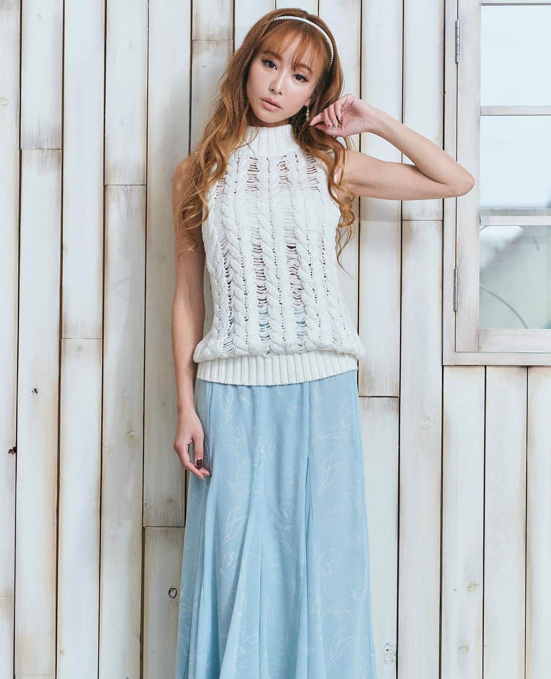 デュラスさんのインスタグラム写真 - (デュラスInstagram)「【PRE ORDER】 . 華奢でフェミニンな花柄プリントが視線を誘う、タックフレアシルエットのスカート。 動作に合わせて可憐に揺らめき、愛らしいだけでなくレッグラインを綺麗に見せてくれる効果も◎ 目を引く存在感がありながら華美になりすぎず、シンプルなトップスとのコーディネートも品良くまとまります。 . 着丈・足首あたり ウエスト・ゴムで伸縮性あり . 今すぐ公式通販サイトをCheck! —————————————————— ☑︎ラインフラワータックフレアスカート ¥7,000(+tax) ３月中旬お届け予定 . ☑︎ハイネックノースリケーブルニットトップ　 ¥5,500(+tax) ３月中旬お届け予定 . ☑︎エナメルコルクオープントゥ ２月入荷予定 . チェック2セットパールカチューシャ ¥2,500(+tax) 入荷済み . モデル武田静加(@takedashizuka0517 ) 160cm ——————————————————— #duras #デュラス #duras_official #coordinate #fashion #instafashion #ootd #newarrival #new #dress #followme #lady #lace #ワンピース #モテ服 #大人カジュアル #大人可愛い #オリジナル #デートコーデ#PREORDER#予約会#武田静加#SS#spring#summer#ラインフラワー」2月1日 14時05分 - duras_official