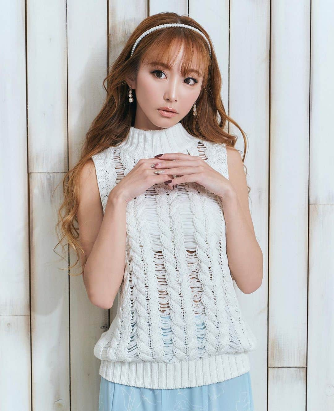 デュラスさんのインスタグラム写真 - (デュラスInstagram)「【PRE ORDER】 . 華奢でフェミニンな花柄プリントが視線を誘う、タックフレアシルエットのスカート。 動作に合わせて可憐に揺らめき、愛らしいだけでなくレッグラインを綺麗に見せてくれる効果も◎ 目を引く存在感がありながら華美になりすぎず、シンプルなトップスとのコーディネートも品良くまとまります。 . 着丈・足首あたり ウエスト・ゴムで伸縮性あり . 今すぐ公式通販サイトをCheck! —————————————————— ☑︎ラインフラワータックフレアスカート ¥7,000(+tax) ３月中旬お届け予定 . ☑︎ハイネックノースリケーブルニットトップ　 ¥5,500(+tax) ３月中旬お届け予定 . ☑︎エナメルコルクオープントゥ ２月入荷予定 . チェック2セットパールカチューシャ ¥2,500(+tax) 入荷済み . モデル武田静加(@takedashizuka0517 ) 160cm ——————————————————— #duras #デュラス #duras_official #coordinate #fashion #instafashion #ootd #newarrival #new #dress #followme #lady #lace #ワンピース #モテ服 #大人カジュアル #大人可愛い #オリジナル #デートコーデ#PREORDER#予約会#武田静加#SS#spring#summer#ラインフラワー」2月1日 14時05分 - duras_official