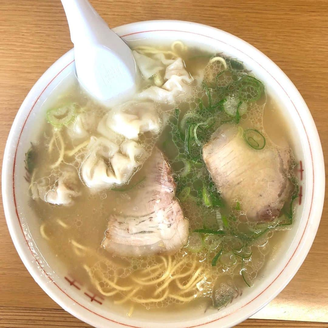 有江嘉典さんのインスタグラム写真 - (有江嘉典Instagram)「江ちゃんラーメン/ワンタン麺  今回は少しスープ脂多めの塩味控えめかも。旨味はバッチリなのでラーメンタレでブーストすれば最the高。ワンタン麺はお初。麺パツパツでスルリと入っていくしワンタンはトゥルンガーリッキーで即虜に。  ①Overall picture of ramen(全体像) ②Shop front(店構え) ③Soup like a waterfall. A sea of ​​golden oil full of Renge.(スープを滝のようにする。レンゲいっぱいの黄金油の海) ④ Wonton. She is a garlic bomb in a silk dress(ワンタン。シルクのドレスを纏った彼女はニンニク爆弾さ) ⑤Lift noodles. Reunion with oil beauty noodles.(麺を持ち上げる。油美女との再会) ⑥roasted pork fillet. Visual confirmation of the feeling of movement. Manly meat doesn't shake. (チャーシュー。躍動感を確認。男らしい肉は揺れない)   #福岡 #福岡グルメ #博多 #博多グルメ #福岡ラーメン #豚骨ラーメン #長浜ラーメン #博多ラーメン #江ちゃんラーメン #ラーメン #らーめん #拉麺 #ramen #麺 #ramennoodles」2月1日 14時06分 - yoshinori_arie