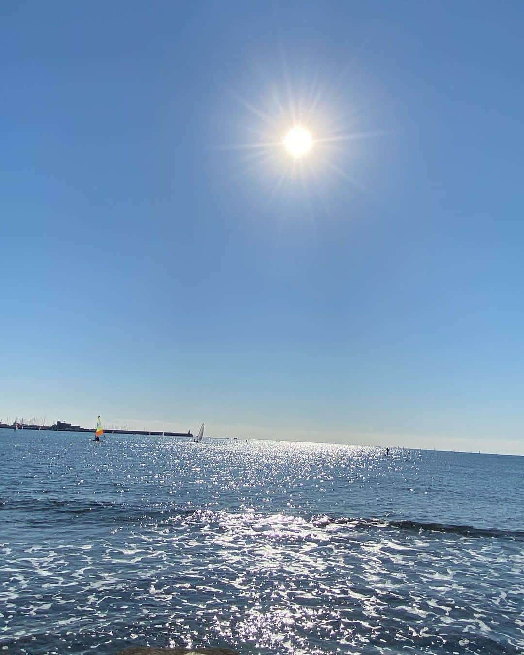 田村直美のインスタグラム：「ポカポカ陽気☀️だったので 早起きして逗子の海へ〜の昨日 しばらく緊張が続いてたり ライブ楽しすぎ〜だったので放電&充電☀️😆してきました 充電完了！また楽しんで行きます  田村直美配信ライブアーカイブ 2/6 23：59まで✨　楽しんでね　 1部と2部の間も見逃せない‼️ eplus.jp/tamura_brn21sp」