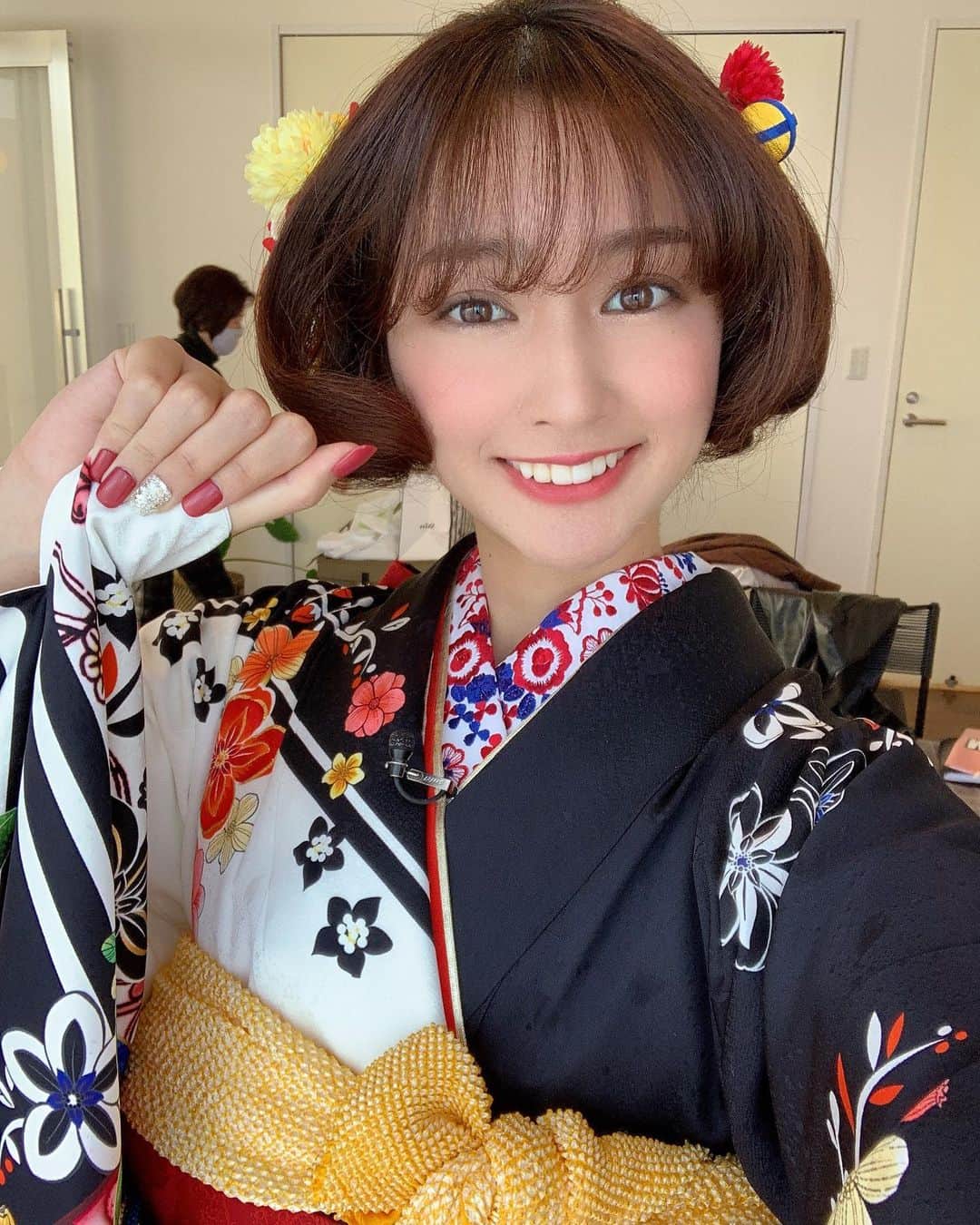 小泉遥のインスタグラム：「. . 昨日の真夜中のブランチでは スタジオアリスのオリジナル ディズニーデザイン振袖を着ました！👘 . 私が着たのは白雪姫をモチーフにした 着物なんだけどデザインがとにかく華やかで 所々に白雪姫や小人達がいて とっても可愛かったです〜😭🍎✨ . やっぱり着物は素敵ですねっ . #スタジオアリス  #ディズニーデザイン振袖」