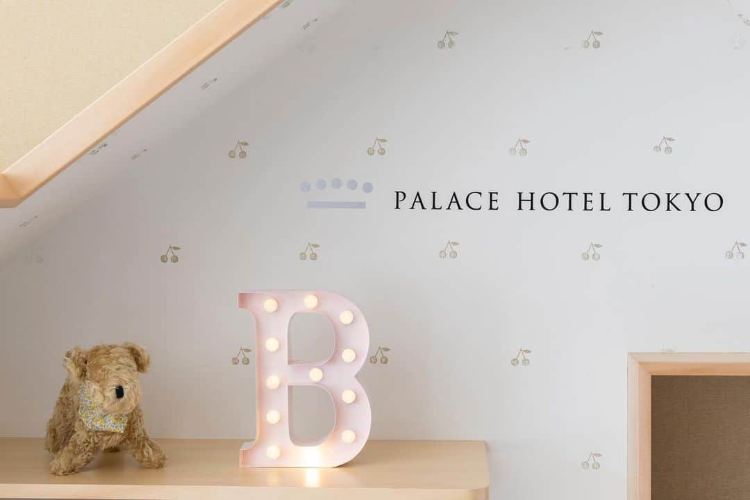 Palace Hotel Tokyo / パレスホテル東京さんのインスタグラム写真 - (Palace Hotel Tokyo / パレスホテル東京Instagram)「本格的な寒さになってきた2月。あたたかいキッズルームで、ボンポワンの可愛らしいキャラクターと過ごすのはいかが？ Welcome, February! When it's cold outside, snuggle up in our Kids Room with these adorable @bonpoint characters.  #Bonpoint #ボンポワン #キッズルーム #黒板アート #黒板イラスト #ホテルステイ #ホテルアクティビティ #ホテルライフ #ステイケーション #いちくん #いちくんのへや #丸の内 #パレスホテル東京 #blackboardart #kidsactivity #hotelstay #hotelactivity #staycation #uncommontravel #lhwtraveler #Marunouchi #PalaceHotelTokyo」2月1日 14時10分 - palacehoteltokyo