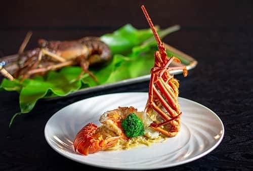 The Westin Osaka （ウェスティンホテル大阪）さんのインスタグラム写真 - (The Westin Osaka （ウェスティンホテル大阪）Instagram)「中国の正月である「春節」を祝し、2/11～2/14 の期間、縁起ものとされる食材や、厳選した山海の幸を取り入れたメニューをご用意いたしす。 厄払いの象徴とされる赤色を持つ「伊勢海老」は前菜で。中国古代のお金の形に似ていることからめでたいとされる「干鮑」は、料理長・王のスペシャリテである「佛跳壇」の特製スープでお召し上がりください。みなさまの長寿と繁栄を祈念いたします。 ————————————————— #春節 #伊勢海老 #佛跳壇 #干鮑 #中国料理 #故宮 #大阪 #osaka #梅田 #umeda #chineserestaurant #IMPERIALPALACE #王料理長 #王憲生 ————————————————— Tag@westinosaka to share your image with us.  ⠀⠀ #WestinOsaka #ウェスティンホテル大阪」2月1日 14時11分 - westinosaka