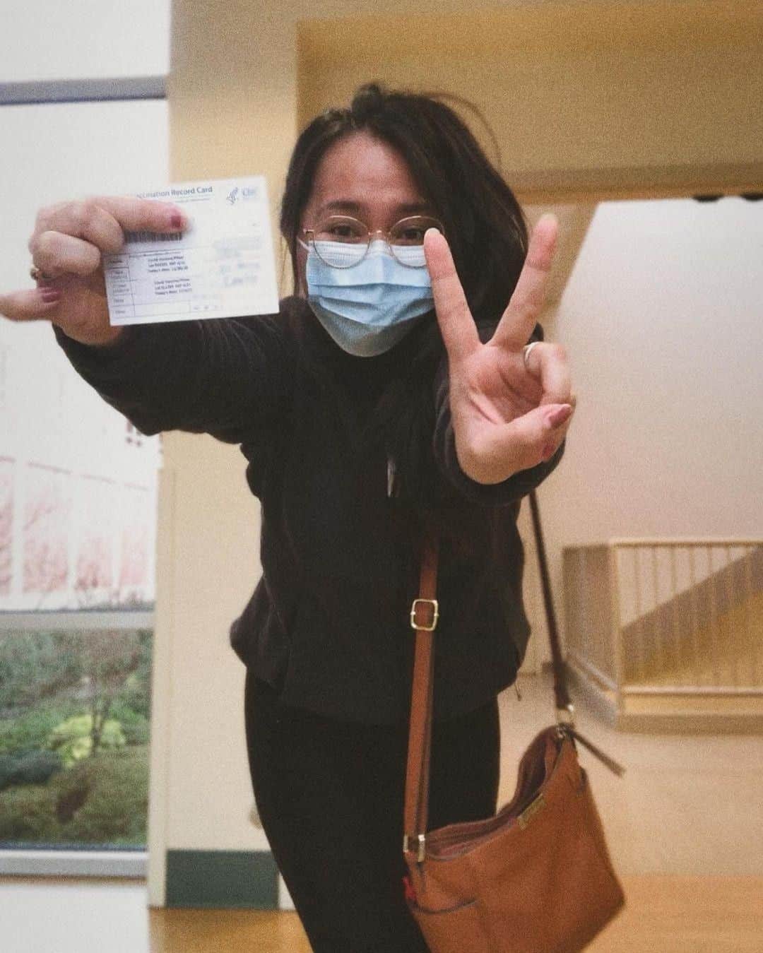 unicefさんのインスタグラム写真 - (unicefInstagram)「Getting a COVID-19 vaccine or know someone who is?⠀ ⠀ ✌ Post a photo with the v-sign, including a message about what the vaccine means to you.⠀ ⠀ ✌ Tag @UNICEF for the chance to be featured. ⠀ ⠀ Thank you to everyone who has joined the campaign so far! ⠀ ⠀ ✌ for #Vaccinated.  📸 @clau.derma, @medicalmyanne @sade.rn_ @dr_vimeebindra @caffeinatedscrubs @becks8123 @dr.mudgal」2月1日 14時15分 - unicef