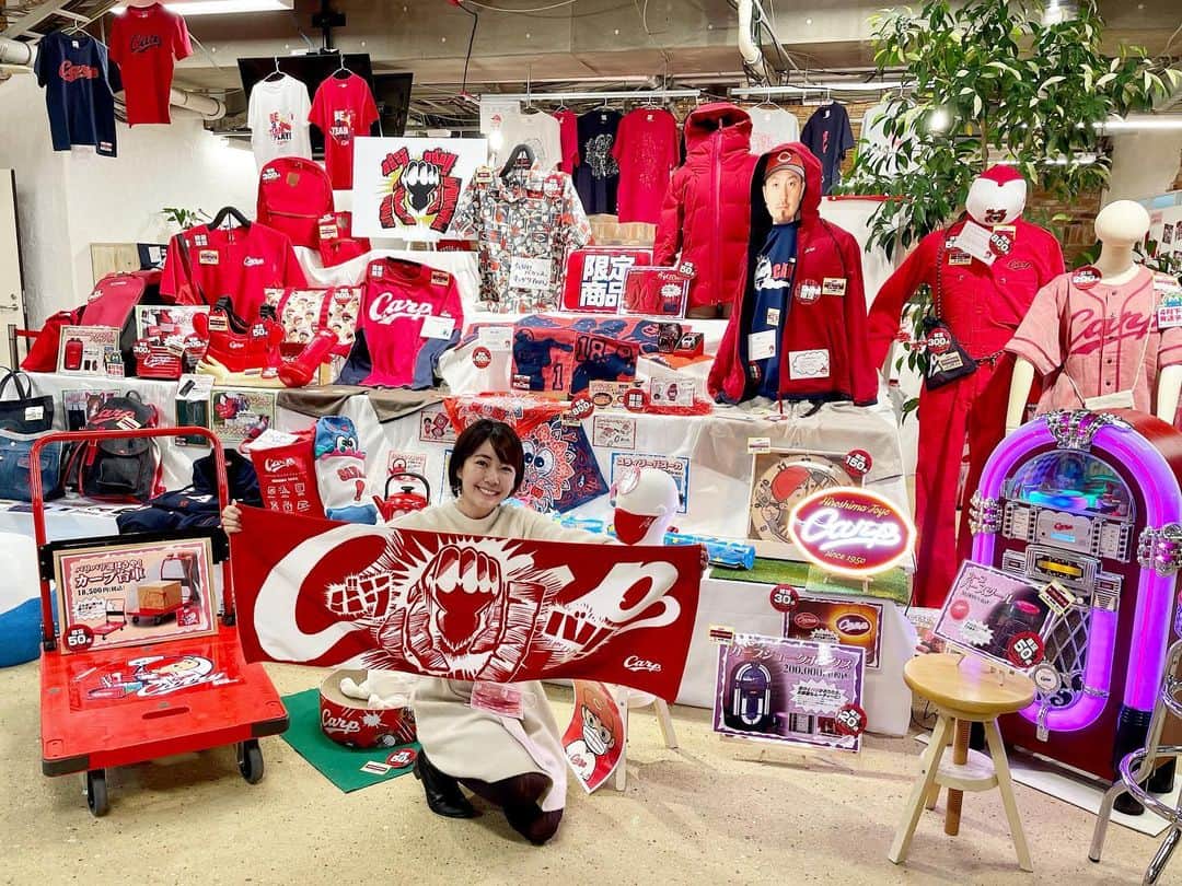うえむらちかのインスタグラム：「球春明けましておめでとうございます⚾️﻿ ﻿ キャンプも始まり﻿ 今年度のカープグッズも発売開始されて、いよいよこの時期がやってきたなとワクワクが止まりませんね❣️﻿ ﻿ カープグッズ内覧会の様子は﻿ 1/30に放送された﻿ RCCラジオ「うえむらちかの鯉スル企画室」で特集していますので、是非 #radiko のタイムシフトで聴いてみてください📻﻿ ﻿ 商品開発部の森田さんにインタビューさせて貰いました🎤﻿ ﻿ 今年も宜しくお願いします⚾️✨﻿ ﻿ ﻿ #球春到来﻿ #カープ #carp﻿ #カープグッズ内覧会﻿ #カープ女子 #カープグッズ﻿ #マツダスタジアム #RCCラジオ #コイラボ」