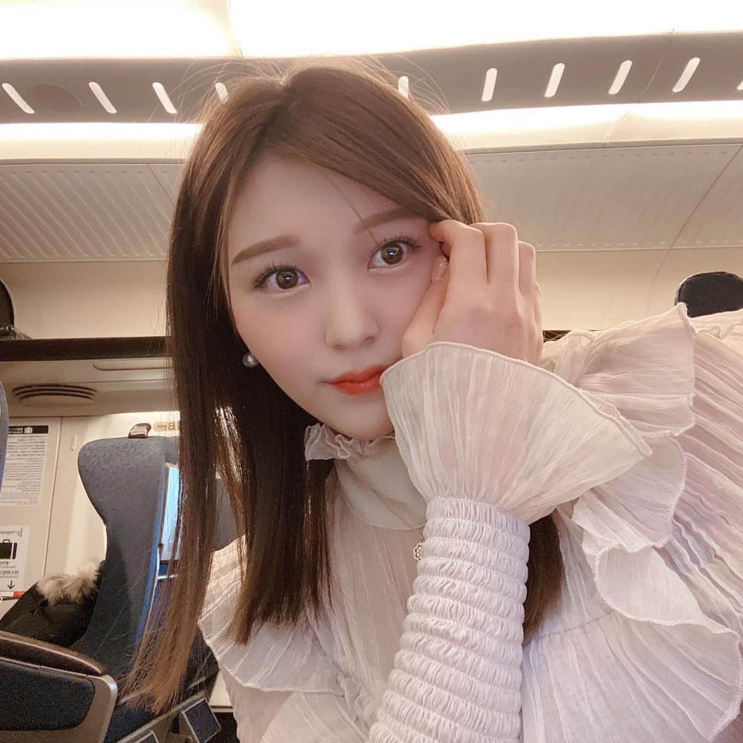 のインスタグラム：「. . . Hello, February 🍫🥰 2月も全力で楽しむのみ。  clubhouseはじめました！ フォローしてね💕  #新幹線さくら  #クラブハウス #clubhouse #clubhouseapp  #hellofebruary」