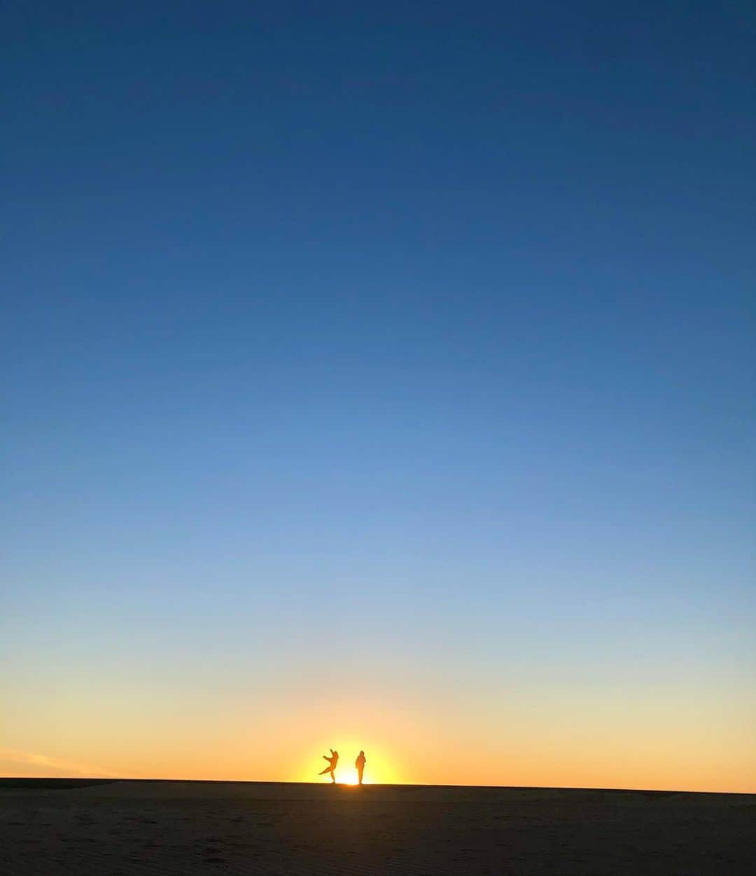 コンスタンス・ジマーのインスタグラム：「Goodnight Sun, Hello Moon.」