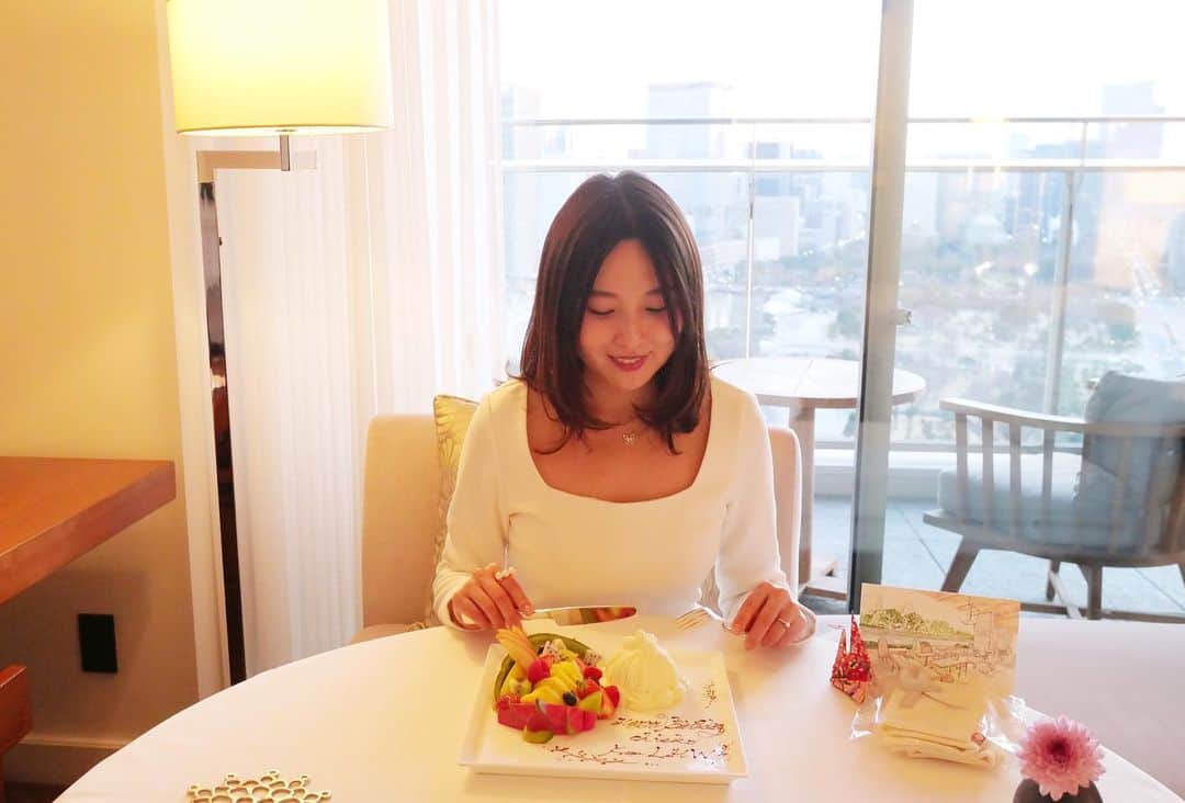 樋口智恵子のインスタグラム：「Jan.30.2021🎂 @palacehoteltokyo  . . . . 🎂はパレスホテルへ。テラスから真っ青な青空、そして皇居と富士山🗻22階のお部屋からの景色は浮世離れしていて本当に美しく、心洗われる想い。 新しい年代に突入したので、新たな気持ちで一歩を踏み出すのにぴったりの場所でした。 前日の急な予約でしたが、ケーキやクラブラウンジまで用意して頂き、リーディングやパレスホテルのホスピタリティにも感動しました✨ . 大変な時だからこそ生まれる新しいアイディア、今だからこそ出来る楽しみを積極的に取り入れて、自分の人生の舵を取って行こうと思います。 近くにいる大切な人たちや、SNSで繋がっている方々、みんなに感謝を込めて。ありがとうございます。  樋口智恵子 . . . . #パレスホテル東京 #リーディングホテルズ　#palacehoteltokyo #leadinghotelsoftheworld #lhwtraveler #hotelstay #birthdaytrip」