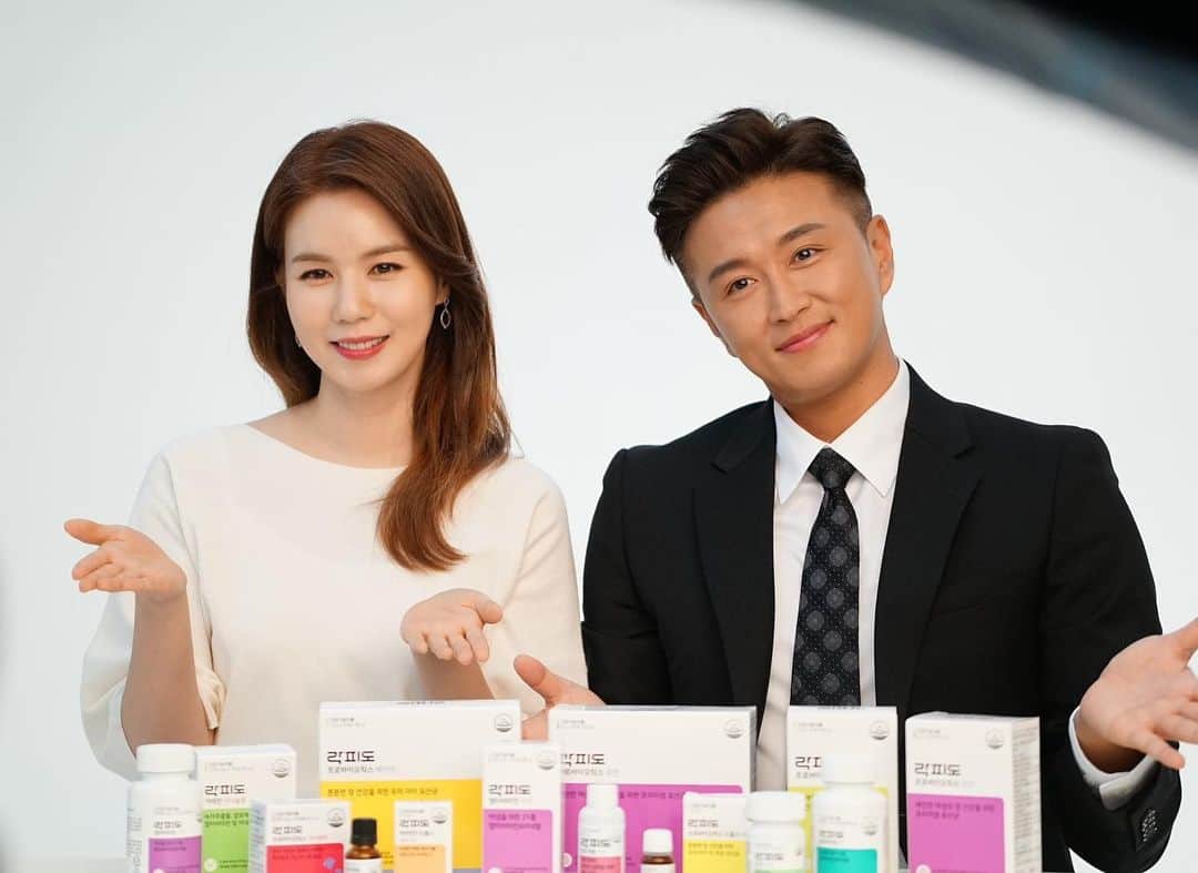 パク・シウンのインスタグラム：「벌써2월이네요 구정이 다가오길래~ 설선물 추천해드리려구요~🥰 온가족에게 필요해야하고 요즘같은때 제일중요한 건강지킴이라면 최고겠죠~🤗💕 연령대 비타민부터 이너뷰티까지~ 정말 없는게없는듯요~ 락피도 강추에요~😉👍 먹어보고 추천합니다~💕  #우리집비타민 #온가족비타민 #설선물 #락피도 #모델 이라서가아니라 #저희도부모님께사드려요 😁 #정말 강추요~👍💕」