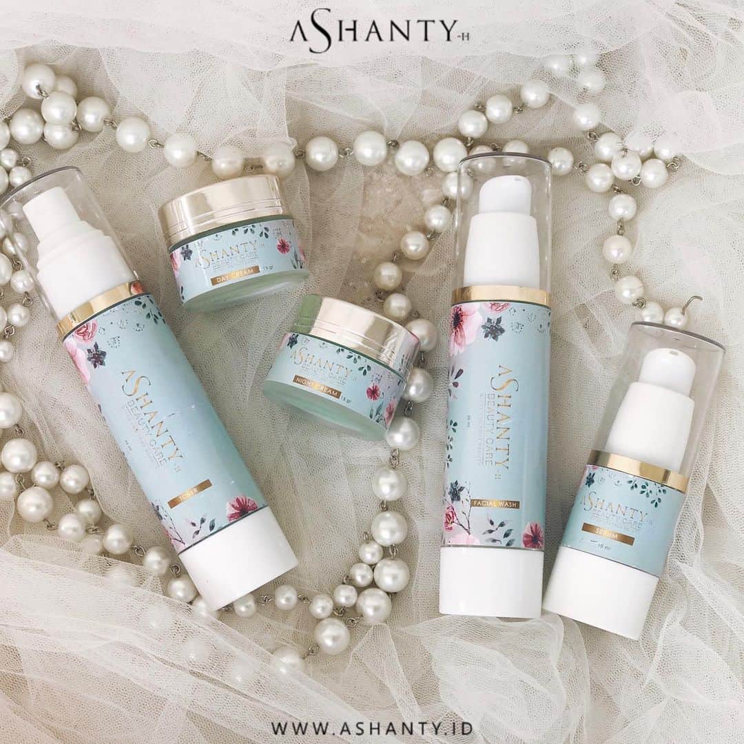 ASHANTY BEAUTY CREAM OFFICIALさんのインスタグラム写真 - (ASHANTY BEAUTY CREAM OFFICIALInstagram)「Penasaran banget sama semua produk by Ashanty ? Produk - produk by Ashanty sudah pasti terpercaya, aman digunakan dan memiliki banyak manfaat.   • Dapatkan berat badan ideal dan tubuh yang lebih sehat hanya di @ash.juice  • Butuh softlens yang mampu membuat riasan wajah lebih sempurna ? Langsung ke ig @ashantybeautycare.id yaa  • Ingin kulit wajah yang sehat dan berseri ? Kamu bisa langsung ke IG @kcosmetics.official  • Bantu tumbuh kembang anak dengan konsumsi madu @acioplusofficial  • Bulu mata lebih bervolume dengan menggunakan Aurelloly eyelash di @aurellolycosmetics  • Skincare Daily kak loly dan Bunda ? @ashantyid Ashanty Beauty Cream 💙 • Ingin kulit tubuh lebih bersih dan cerah ? Jangan lupa konsumsi collagen drink by @ashbodycare  • Sempurnakan riasan makeupmu menggunakan @ashantybeautycosmetics ❤️  Pesan produk favorite kamu, caranya mudah banget lohh. Kamu bisa langsung click link yang sudah tertera di Bio IG ✨」2月1日 14時36分 - ashanty.store