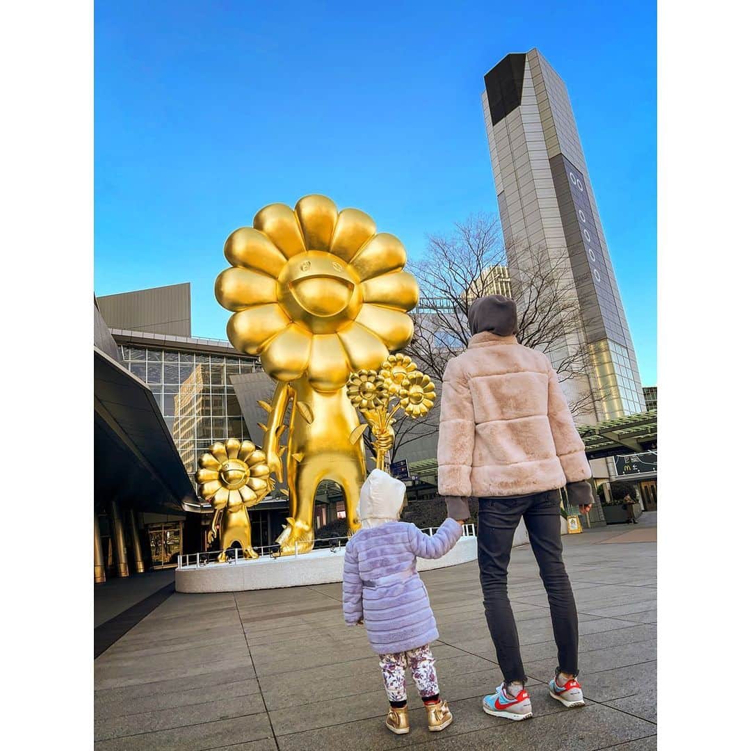 エミ・マイヤーのインスタグラム：「Saluting the golden #flowerchild 🌸✌️見てきました〜^_^」
