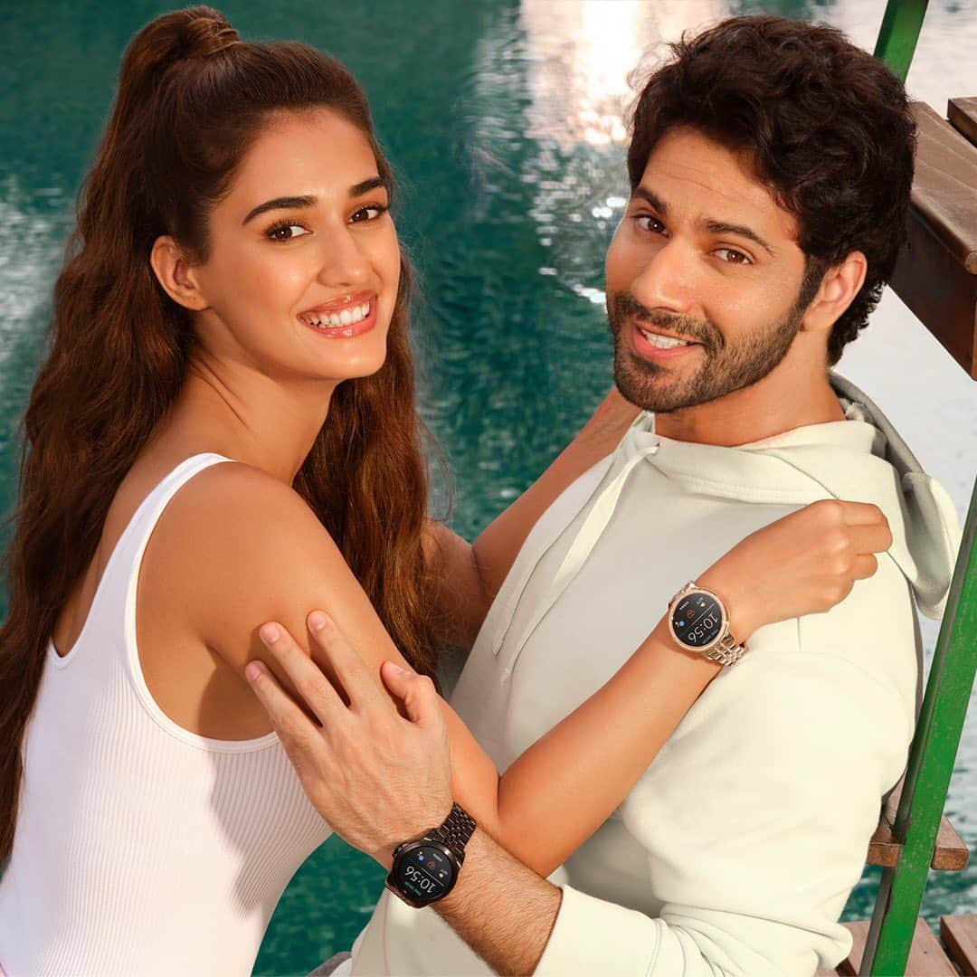 Varun Dhawanさんのインスタグラム写真 - (Varun DhawanInstagram)「Say hello to the New Gen5e ❤️ @dishapatani  All the essentials on your wrist #fossilsmartwatch @fossil.in」2月1日 14時38分 - varundvn