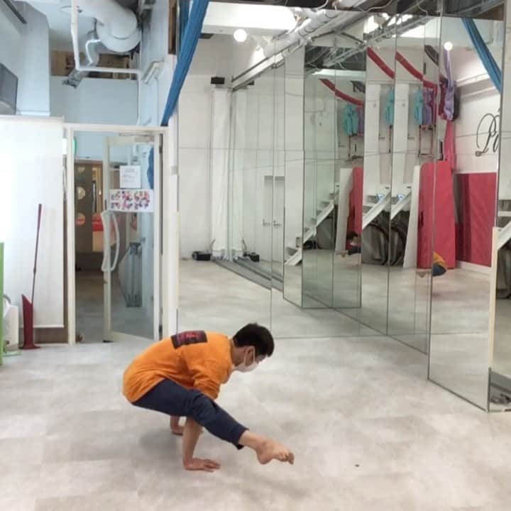 NISHIOのインスタグラム：「“🤸‍♂️” . . . . . .  #dance #dancer #performance #performer #training #workout #sport #practice #studio #gym #noa #fitness #flexiblility #strength #bendy #muscle #balance #handbalance #japan #japanese #tokyo #東京 #roppongi #六本木 #polish #ポールダンス #ダンス #トレーニング #ポールダンサー」