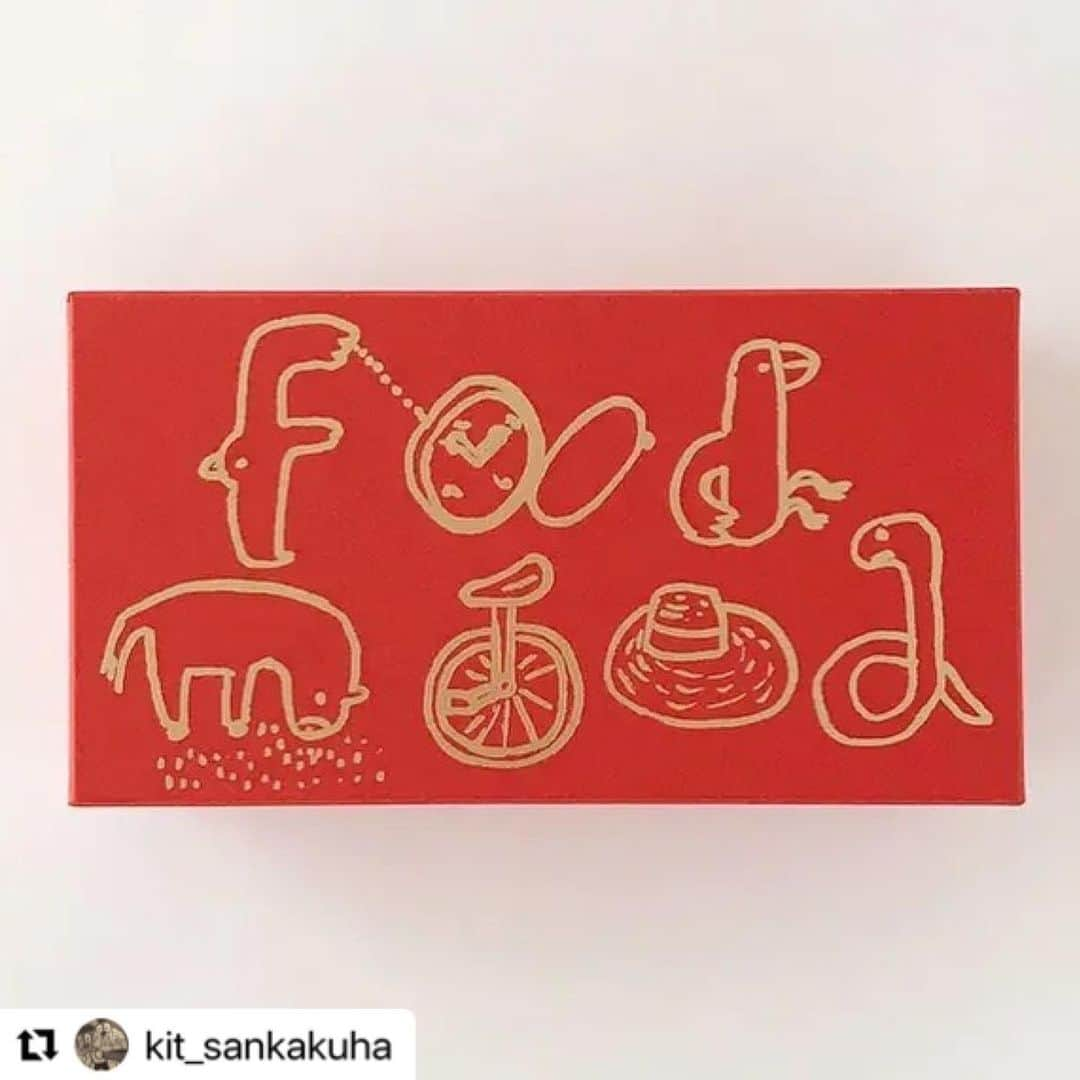 なかしましほ（foodmood）さんのインスタグラム写真 - (なかしましほ（foodmood）Instagram)「#Repost @kit_sankakuha with @make_repost ・・・ まだまだ引き続き販売中で〜す。 アクセスはプローフィール欄よりお願いします。  東京は国立の名店foodmood。 なかしましほさんが運営されるショップから、3種類入りBOXをご用意しました。  【店舗受取について】 2月7日（日）、8日（月）、10日（水） のみお受け取りが可能です。 ご希望の場合は「店舗受取」を買い物かごに入れて お支払い方法は「代金引換」を便宜上ご選択下さい。実際には店舗での現金払いになります。 また、通信欄に お引き取りの日、時間帯（12:00-18:00）をお書き添え下さい。 *日時はのちに変更可能ですが、あらかじめ必ずご連絡下さい。  【発送について】 2月7日（日）入荷次第、1~2日中に発送いたします。  【到着日時のご指定について】 ご指定がある場合備考欄にお書き添え下さい。 ご指定がない場合は各地域の最短日で指定させていただきます。  ・近畿、中国、四国、東海、北陸　8日（月） ・関東、九州、東北　9日（火）午後〜 ・北海道　10日（水）午後〜 ・離島、沖縄　指定不可  *悪天候のため到着日が遅れる可能性がございます。  *市外（郡）の時間指定は不可です。  〈内容〉 ①チーズクラッカー（70g） 小麦粉、菜種油、ナチュラルチーズ（生乳、塩）、黒コショー、塩 *卵使用  ②レモンとココナツのクッキー（75g） 小麦粉、乾燥ココナツ、きび糖、菜種油、レモン、ベーキングパウダー、塩  ③ピーナツバタークッキー（85g） 小麦粉、ピーナッツ、メイプルシロップ、菜種油、塩  *クッキーのお届けに際して、取り扱いに注意を払って配送手配いたしますが、多少の割れや欠けがある場合がございます。  *箱は段ボールに入れてお届けしますが、少しのへこみや少しの傷がつく可能性がございます。  *賞味期限（おいしくいただける期限）はそれぞれのクッキーの裏に記載してあります。風味が良いうちになるべくお早めにお召し上がりいただくことをお薦めします。直射日光や高温多湿をさけて保存し、開封後はお早めにお召し上がりください。  *食品のため、ご返品・キャンセルはご容赦ください。確実にお受け取りしていただけるご住所をご指定ください。  ケース：D192mm x W104mm x H58mm 賞味期限：2021年2月24日」2月1日 14時40分 - foodmoodshop