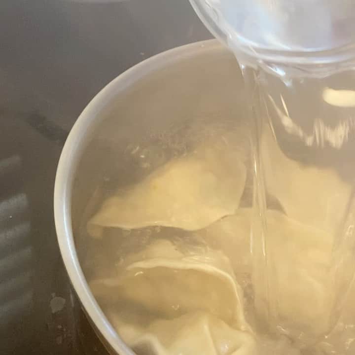 エビアン・クーのインスタグラム：「Chinese New Year is coming soon so I wanted to share this dumpling recipe early so you can make it at home. It’s my tradition to make dumplings, and wrap it with my family or friends.   Dumpling, 饺子 (jiǎo zi) sounds like 交子 (jiāo zi). 交 (Jiāo) means “exchange” and 子 (zi) is the midnight hour. jiāo zi - the xchange between the old and new year. By eating dumplings, you are sending away the old and welcoming the new.  What you need....  Ingredients;  * 1 pound ground pork or beef * 1 cup Green onion  * 1 teaspoon salt * 2-3 tablespoon oysters sauce  * 1 tablespoon Chinese rice wine  * 3 tablespoons sesame oil * 1/2 scallion (finely minced) * 1 1/2 cups finely shredded cabbage * 2 slices fresh ginger (finely minced) * 1 clove garlic (finely minced) * 1/2cup Black fungus * 1/2 Vermicelli  Pre made - dumpling wraps   1. Take all the ingredients above and mix it together.   2. Scoop about 1 tablespoon (or less, so you can easily fold the dumpling) of dumpling filling and place it in the center of the wrapper. Make sure you seal the sides well. If not while boiling your filling will fall out.   3. Bring a large pot of water to a boil. Add dumplings one at a time into the water. Stir the water gently and continuously, until the water starts to boil again, so the dumplings won’t stick to the bottom. When it boils, add water again while boiling and wait until it starts to boil again, repeat form 2 times.  4. Done!! Any question I’ll try to answer, comment below!   パパのスペシャル水餃子作り方: 材料25～30個分位 餃子の皮(普通のサイズ) 25～30枚位  豚ひき肉　200g キャベツ　200g 青ネギ ニラ 50g(1/2本) *春雨30g (ゆでておく) *木耳40g (ゆでておく)  調味料; *おろし生姜3g(小1弱)  *おろし大蒜　6g  *塩　少々 *こしょう　少々 *牡蠣油　大さじ3 (味濃いめだともっと入れる)  ごま油4g(小1) こしょう　少々  ❶材料を切る ニラとネギはみじん切りにして、しょうがとニンニクはすりおろしていく。  ❷材料をこねる ボウルに豚ひき肉、ニラ、ネギ、しょうが、ニンニク、木耳、春雨、*調味料入れて、粘りが出るまでよくこねる。  ❸具を包める 具を餃子の皮の真ん中にのせて、縁に水をつけて包む。  ❹餃子をゆでる お湯を沸かて餃子をいれる-沈んだ餃子が浮いてきたら、ワンカップ水を入れてまた沸いてくるまで待つ、そしてまた差し湯(水)をいれる-これを3回ぐらいやって完成❗️(これはチャイニーズのやり方！) 質問あったらコメントにしてね！」