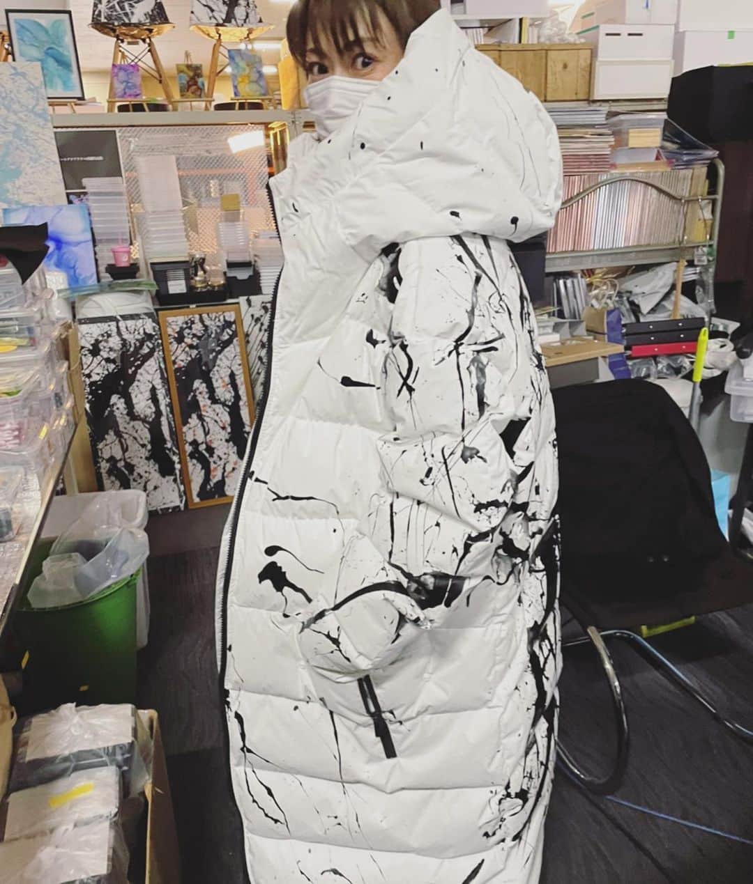 畑野ひろ子のインスタグラム：「今日は、進行中のあるイベントの打ち合わせで、建築家・アーティストである　@takumihasegaw さんの事務所へ。 そこで、見つけてしまった匠さんのアクションペイントが施されたダウンを着させて頂きました！ こんなアートダウン欲しい😆」