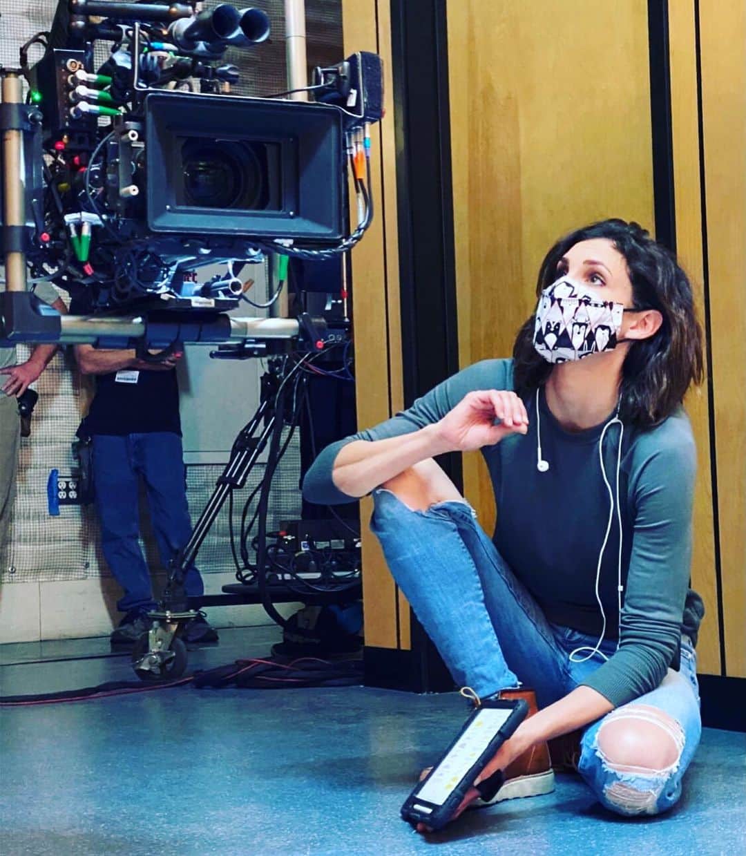 ダニエラ・ルーアのインスタグラム：「As this week comes to end, I feel the need to express my gratitude. Its been busy... very busy. I wrapped my directing debut last week so this one was reserved for editing, hours and hours a day, nit picking with my ever patient and talented editor #EricLucas and his assistant #EvelynOsborn, trying to choose between an actor’s great or amazing performance, because my cast gave me nothing short of those. Mr. Eric Pot, my right hand man, my friend and my guru of basic do’s and don’ts who let my creativity fly, who sat for 3 hrs a day with me on zoom, going over every idea- I literally could not have done this without you. @jpkous my set dad, thank you, @tawniamck @yangzombrauen #terrenceohara #frankmillitary @k310har @highburygunners and #victorhammer your advice, guidance and encouragement paved the way for a successful experience and I will never forget what I’ve learned and will continue to observe, from you. And my crew... from beautifying the cast, to hustling & moving every bit of machinery and material known to a film set, in a speedy 10hrs is commendable. Art, design and construction teams, I will never understand how you do it so well, with so little time. And to the guy who said yes. Mr. Scott Gemmill... Thank you for trusting me.. Thank you for saying “Go get ‘em kiddo”. Thank you for saying “try it, see if it works” instead of “no.” Thank you for always being available. You are a rare breed of boss and one I love very much. Anyway, just wanted to publicly share my absolutely appreciation and love so everybody knows we have the #bestcrewinhollywood @ncisla @cbstv #cbs #ncisla #directing #debut #director . 🇵🇹 nos comentários 👇🏽」
