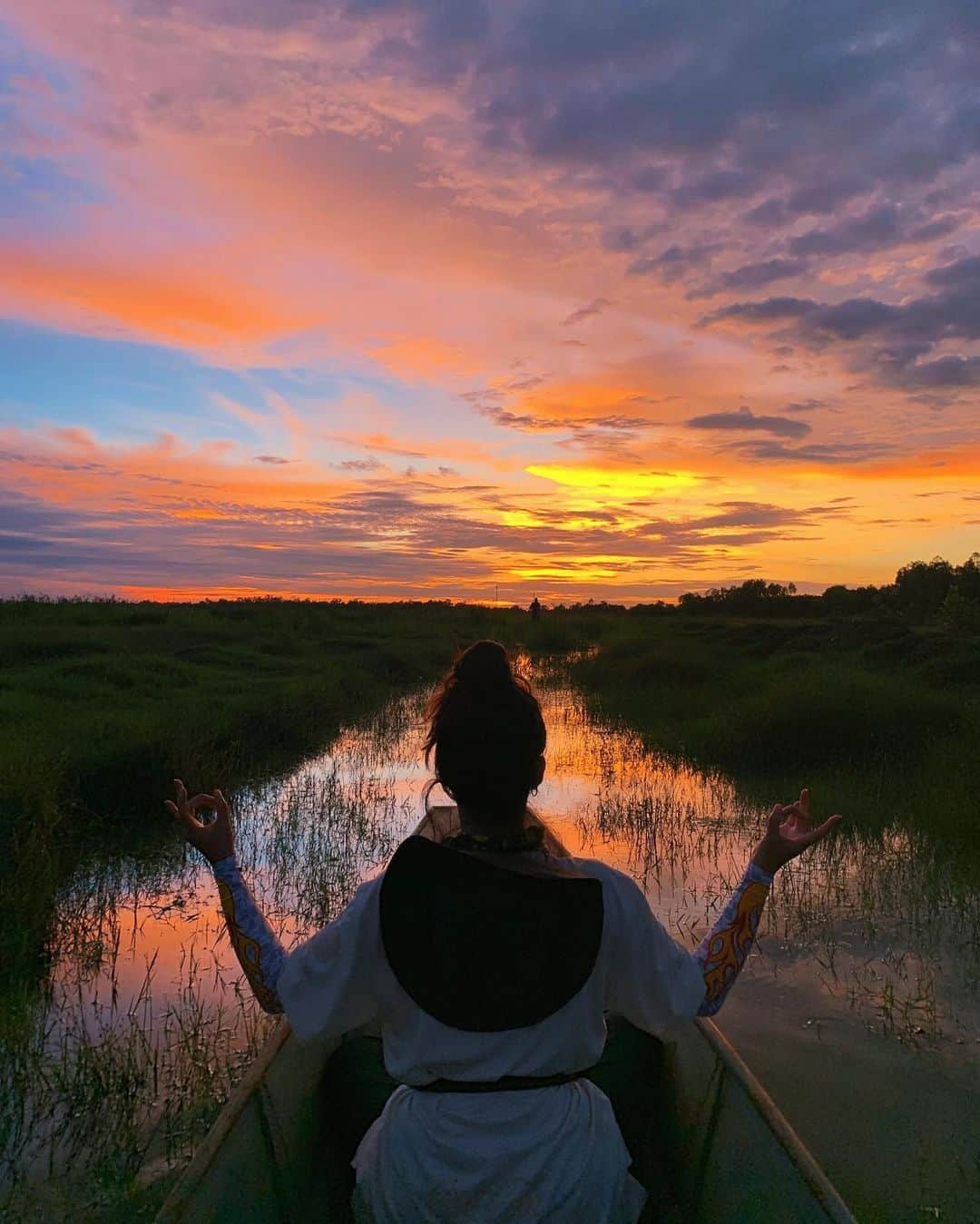 Amata Chittaseneeさんのインスタグラム写真 - (Amata ChittaseneeInstagram)「Become one with Nature 🐥 ศูนย์อนุรักษ์พื้นที่ชุ่มน้ำและนกกระเรียนพันธุ์ไทย🧡แหล่งเรียนรู้แห่งใหม่ที่สำคัญของจังหวัดบุรีรัมย์ ปัจจุบันมีการปล่อยนกกระเรียนพันธุ์ไทยคืนสู่พื้นที่ธรรมชาติได้มากถึง 105 ตัว มีชีวิตรอดในธรรมชาติ 71 ตัว และทำให้มีลูกนกกระเรียนพันธุ์ไทยเกิดในธรรมชาติ ไม่น้อยกว่า 15 ตัว หลังจากที่เคยสูญพันธุ์ไปจากธรรมชาติกว่า 50 ปี 😁#birdwatching #crane #saruscrane #buriram #thailand #pearypieamazingthailand」2月1日 14時55分 - pearypie