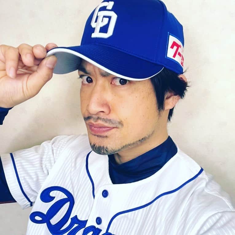 すずけんのインスタグラム：「祖父江投手ものまねさせて頂きましたー😆👍  やっぱりユニフォームはテンションあがるーーーーーーーーー🤩🤩🤩🤩🤩  #中日ドラゴンズ  #祖父江大輔  さん #祖父江 選手 #ものまね #スズケン」