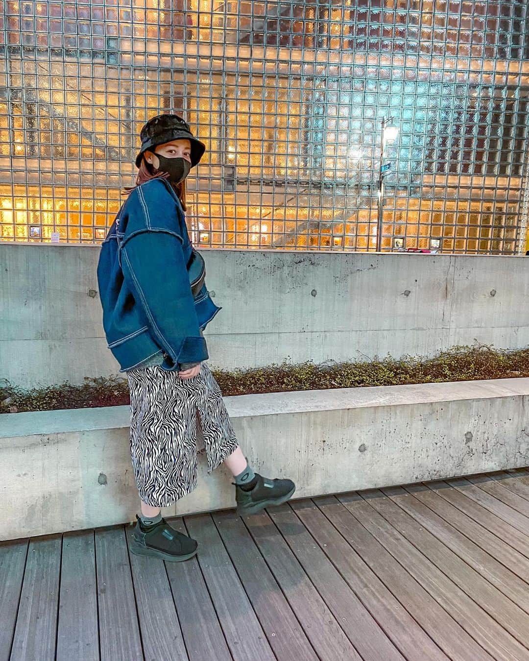 ドーキンズ英里奈のインスタグラム：「昨日載せてた花瓶は お仕事終わりの帰り道に出会ったんです。 ⠀ 帰る道中、飾るのが楽しみすぎて ずっときゅんきゅんでした。 ⠀ お花のある暮らし、良いですね☺️ ⠀ ⠀ ⠀ さてさて、 今夜は賢者の選択の放送です。 ⠀ 先週に引き続き、工場にもお邪魔しました。 賢者のヘルメット担当になりつうある気が🪖笑 ⠀ お衣装は先週につづき @dolce._official さんです◎ ⠀ ⠀ ⠀ ⠀ ⠀ #賢者の選択 #賢者の選択fusion #ヘルメット女子 #レポーター #LADYMADE #バケハ #バケハ女子 #デニムジャケット #ゼブラ柄 #fifth #ugg」