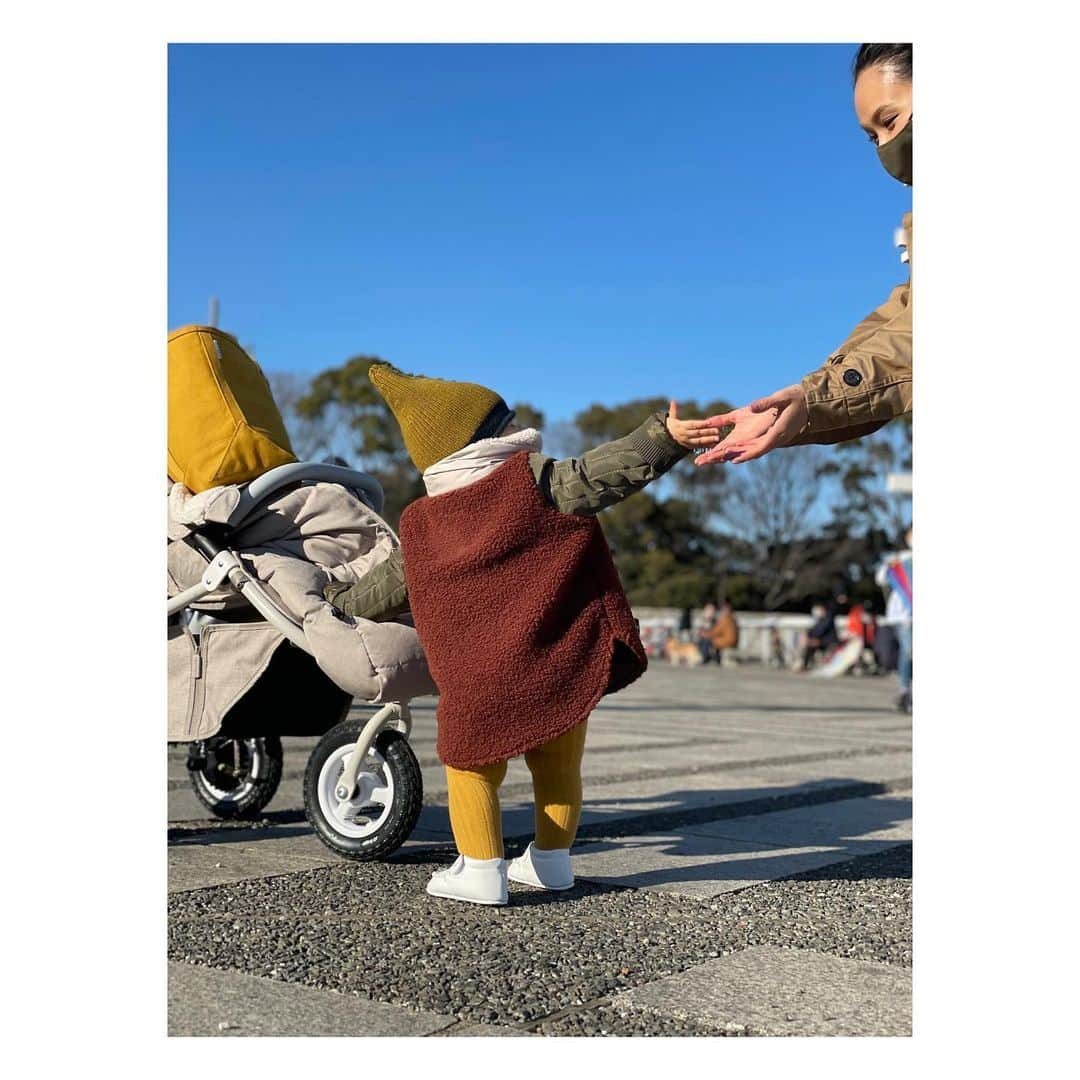 白石みきさんのインスタグラム写真 - (白石みきInstagram)「公園で立っち👟🚶‍♀️  最後はやはりお得意のハイハイで😝  アウターは田中麗奈ちゃん（ @renatanaka07 ）familyにお誕生日のお祝いにいただいたお気に入り🥰 いま持っているお洋服と相性抜群❣️さすがのセレクト♡ 麗奈っちありがとう💕💕  #歩くようになったら毎日公園行くのかなぁ#公園 #公園コーデ #立っち#ハイハイ #1歳」2月1日 15時03分 - miki_shiraishi1115