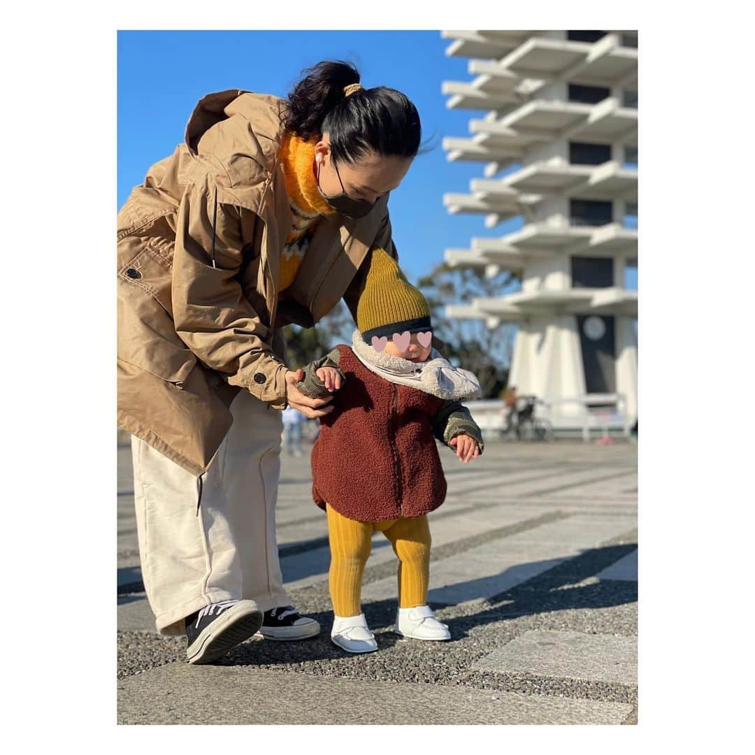 白石みきさんのインスタグラム写真 - (白石みきInstagram)「公園で立っち👟🚶‍♀️  最後はやはりお得意のハイハイで😝  アウターは田中麗奈ちゃん（ @renatanaka07 ）familyにお誕生日のお祝いにいただいたお気に入り🥰 いま持っているお洋服と相性抜群❣️さすがのセレクト♡ 麗奈っちありがとう💕💕  #歩くようになったら毎日公園行くのかなぁ#公園 #公園コーデ #立っち#ハイハイ #1歳」2月1日 15時03分 - miki_shiraishi1115