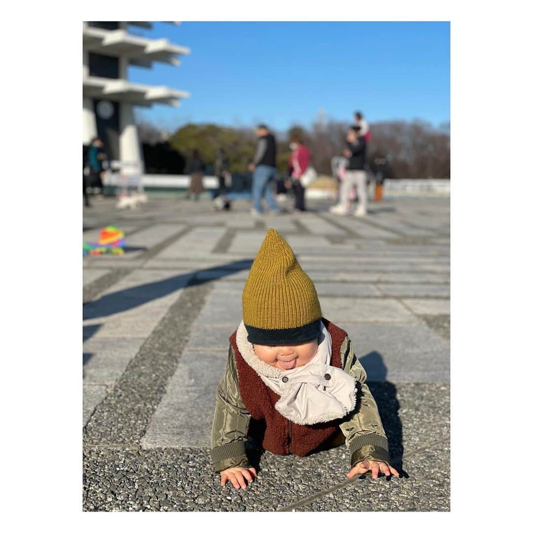 白石みきさんのインスタグラム写真 - (白石みきInstagram)「公園で立っち👟🚶‍♀️  最後はやはりお得意のハイハイで😝  アウターは田中麗奈ちゃん（ @renatanaka07 ）familyにお誕生日のお祝いにいただいたお気に入り🥰 いま持っているお洋服と相性抜群❣️さすがのセレクト♡ 麗奈っちありがとう💕💕  #歩くようになったら毎日公園行くのかなぁ#公園 #公園コーデ #立っち#ハイハイ #1歳」2月1日 15時03分 - miki_shiraishi1115