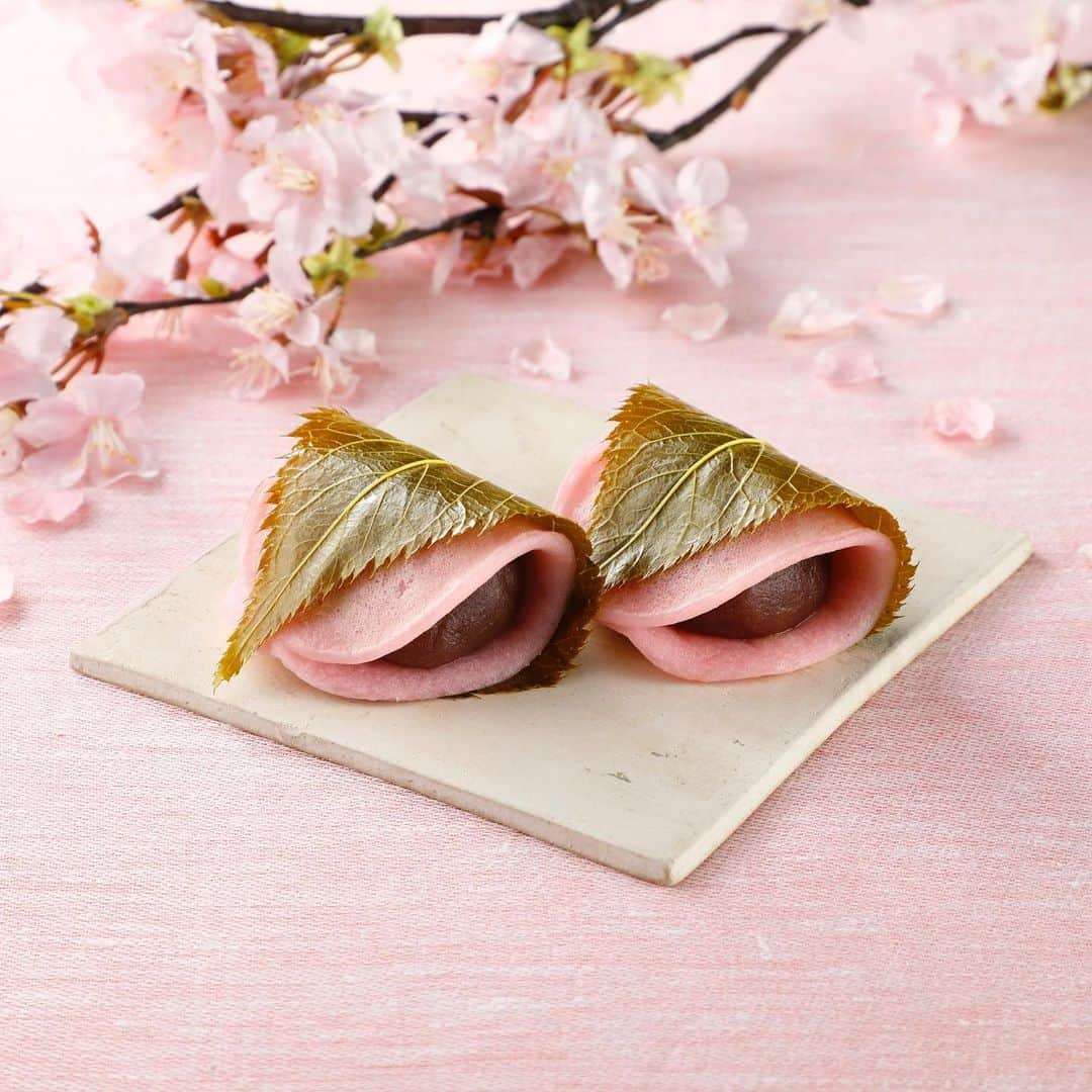 ペリエ千葉さんのインスタグラム写真 - (ペリエ千葉Instagram)「【エキナカ3F/なごみの米屋】 桜餅の季節がやってまいりました！   ●桜餅（2個詰）　324円（税込） 上品な甘さのこし餡とほのかに香る桜葉に季節を感じる春の代表菓です。 ※販売期間：2/1～4月上旬   ひな祭りにもぴったりな春のお菓子。 おうちでゆったりと春の訪れを感じてみませんか？   #なごみの米屋 #ペリエ千葉 #ペリエ #千葉 #千葉駅 #桜餅 #和菓子 #こしあん #春 #ひな祭り」2月1日 15時12分 - perie_chiba