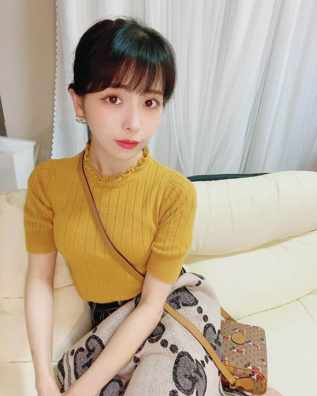 まんまるとまとさんのインスタグラム写真 - (まんまるとまとInstagram)「yellow💛  Wearing light-colored clothes will make you feel better😉💛 ・ トップスもボトムも プチプラだけど 黄色可愛くて テンションあがる😉♡ 二月になったし 楽しい一ヶ月に なるといーなぁ☺︎ VALENTINEもあるしね🍫💕 ・ ・ ・ ・ #低身長コーデ #150cm #低身長 #くるりんぱ #ポニーテール #黒髪 #ショートヘア #サロンモデル #セルフィー #グッチ #赤リップ #韓国メイク  #バレンタイン #イチナナ #イチナナライブ  #裸眼メイク #まつ毛パーマ #まつ毛美容液  #眉毛アートメイク #インスタグラビア #美白ケア  #koreanmakeup #koreanfashion #japanesegirl  #japantravel #visitjapan #TOKYO #17live #bigolive」2月1日 15時18分 - manmaru_tomato