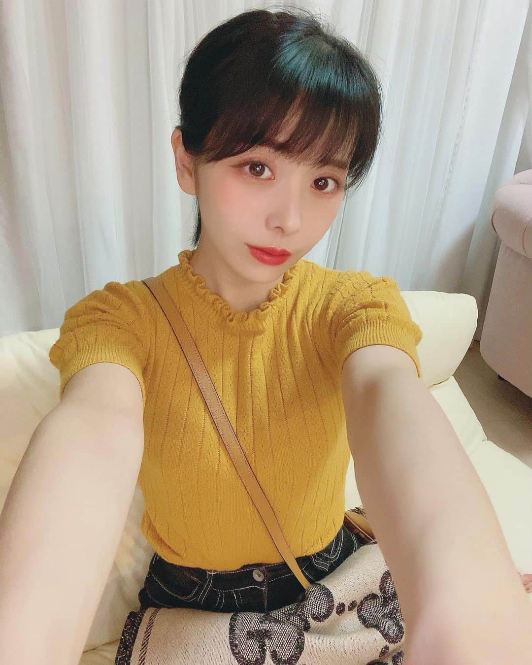 のインスタグラム：「yellow💛  Wearing light-colored clothes will make you feel better😉💛 ・ トップスもボトムも プチプラだけど 黄色可愛くて テンションあがる😉♡ 二月になったし 楽しい一ヶ月に なるといーなぁ☺︎ VALENTINEもあるしね🍫💕 ・ ・ ・ ・ #低身長コーデ #150cm #低身長 #くるりんぱ #ポニーテール #黒髪 #ショートヘア #サロンモデル #セルフィー #グッチ #赤リップ #韓国メイク  #バレンタイン #イチナナ #イチナナライブ  #裸眼メイク #まつ毛パーマ #まつ毛美容液  #眉毛アートメイク #インスタグラビア #美白ケア  #koreanmakeup #koreanfashion #japanesegirl  #japantravel #visitjapan #TOKYO #17live #bigolive」