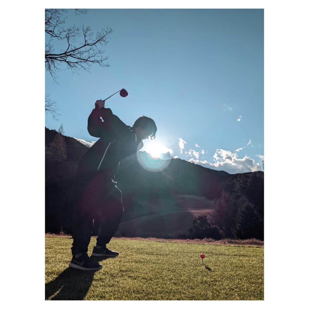 ロビンのインスタグラム：「🏌️‍♂️🏌️‍♂️🏌️‍♂️  難しいなぁ でもめっちゃ楽しい  Shot by @yuzpong」