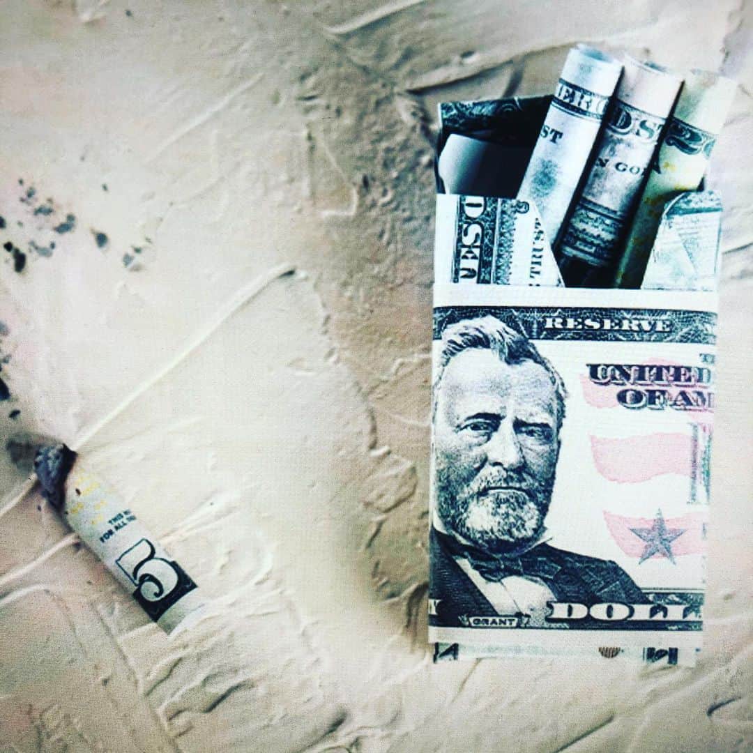 ウェイジーのインスタグラム：「weizhi#art#zhouchengshi#cigarlife#cigarette#cigar#lifestyle#dollar#smoke#usa#」