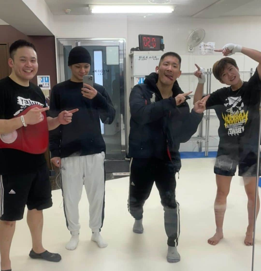 堀井翼のインスタグラム：「チームキングス卍  秋元康トレーナー毎日ありがとうございます！ 今日のチャンさんも可愛いなぁ　笑  また赤ちゃんプレイお願い出来ないかな？？ 赤ちゃんプレイの真相は、堀井翼のラッキーパンチチャンネル見てくれ！  #玖村将史 #秋元遼平 #チャンリー #堀井翼のラッキーパンチチャンネル」