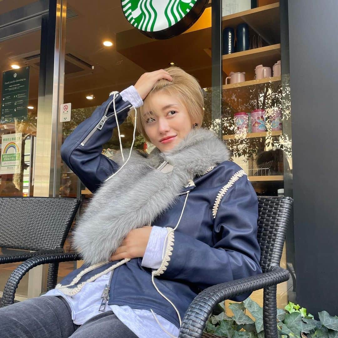 &mのインスタグラム：「外で打ち合わせは凍る💦😂さぶさぶ🥶」