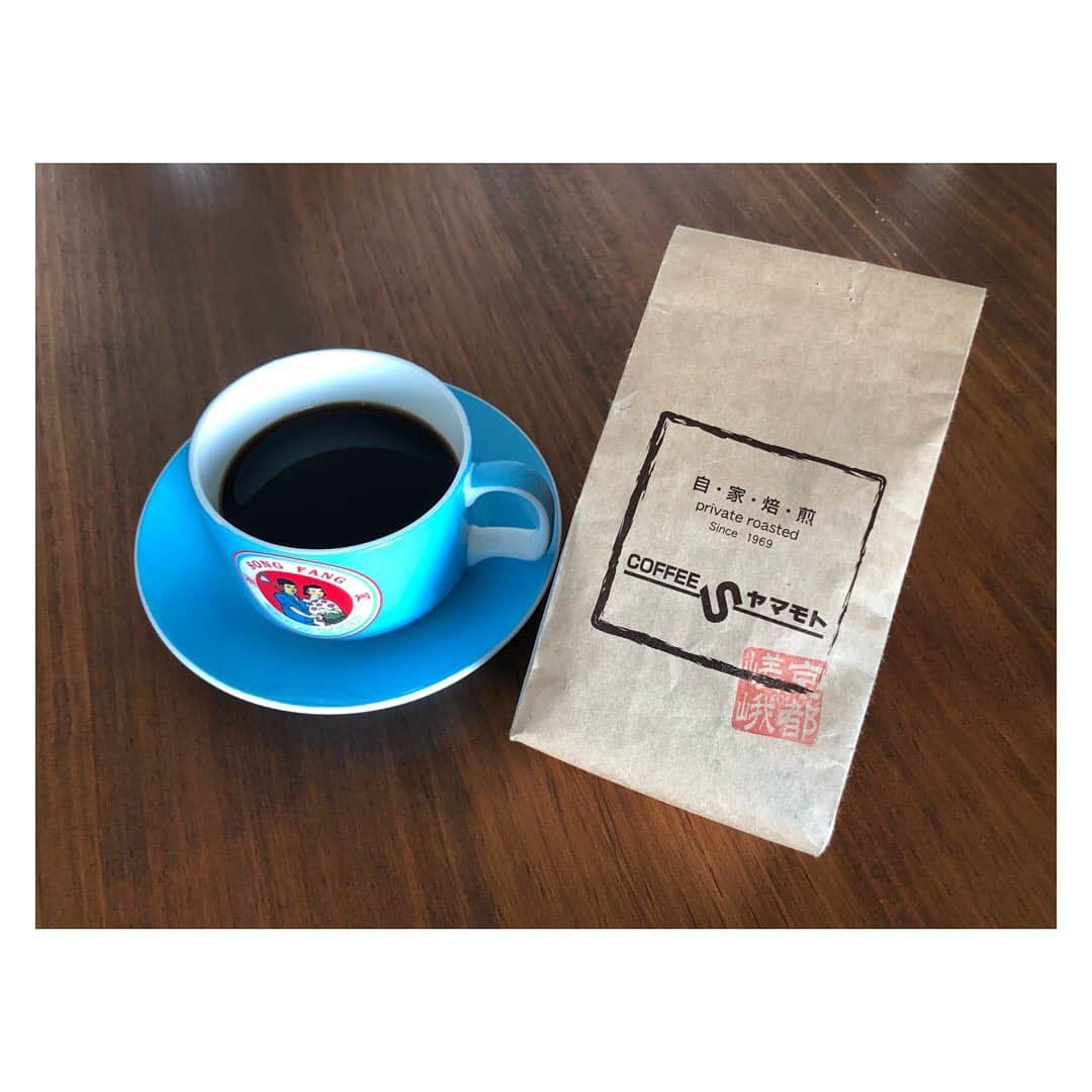中西圭三さんのインスタグラム写真 - (中西圭三Instagram)「【My Favorite】 京都『コーヒーショップヤマモト』さんの自家焙煎コーヒー。『朝ぶら散歩』でお邪魔させて頂いて以来のお付き合いですが、すでに我が家では欠かせないくつろぎの一杯となっています。ガリガリ手回しミルでコーヒーを挽いて淹れる時間がまたいいのです。コロナ禍で授かった豊かな習慣。 コロナが収まってまた旅が出来るようになって嵯峨野辺りを散策なんて際にはぜひ寄ってみて下さい。あさ7時から素敵なモーニングが頂けます。  #京都 #嵯峨野 #コーヒーショップヤマモト  #イエメンモカマタリ」2月1日 15時27分 - keizo1111